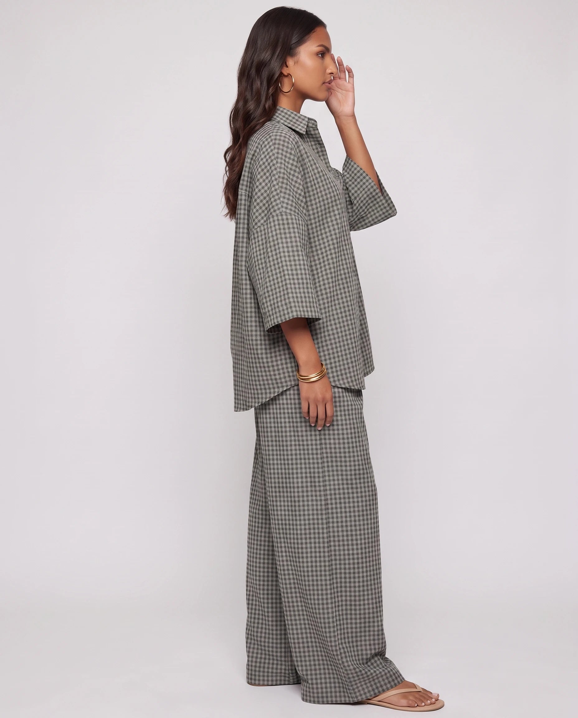 Ensemble chemise oversize et pantalon a carreaux Gris Vert vue de profil studio - Cyrielle | Zolena