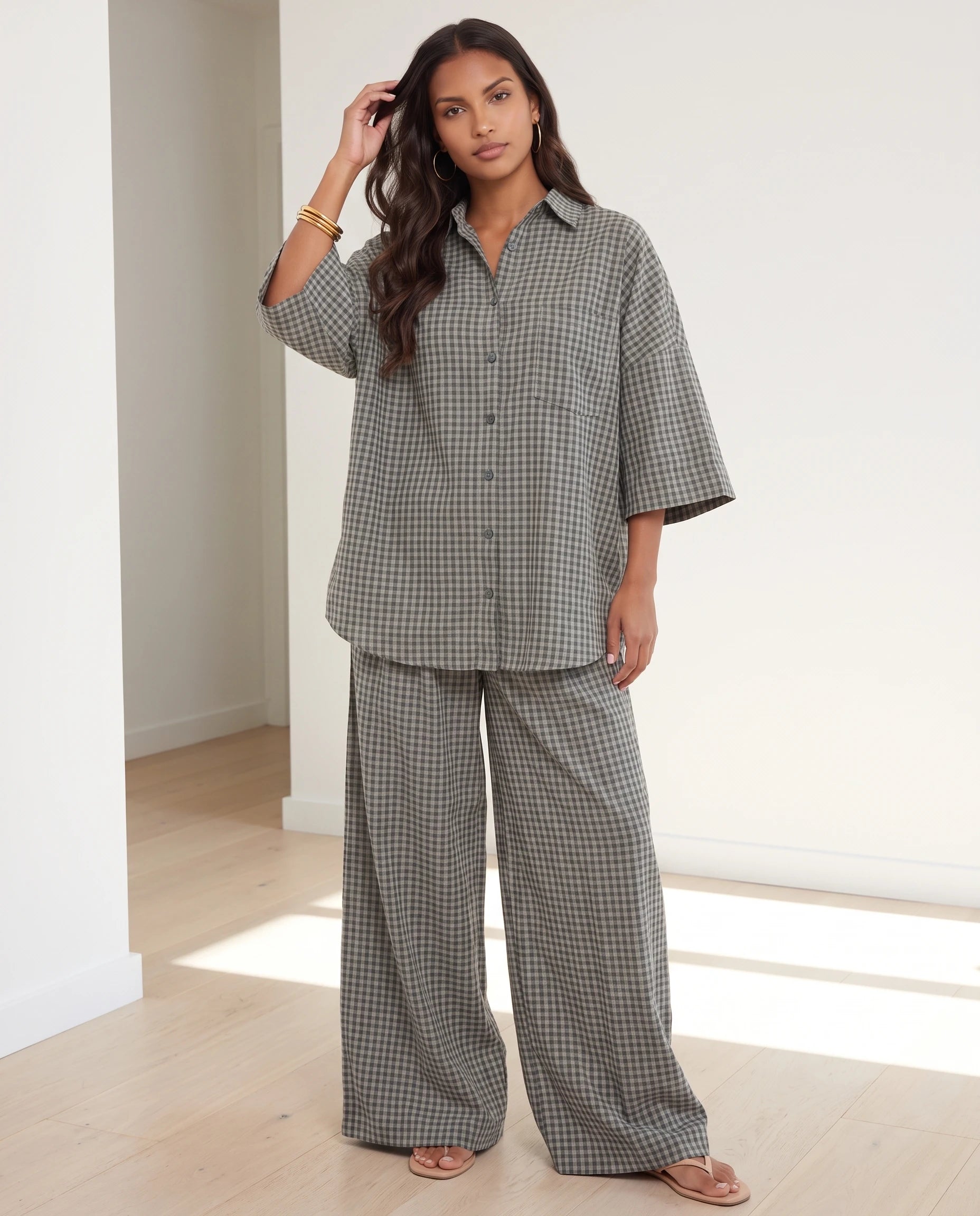 Ensemble chemise oversize et pantalon a carreaux Gris Vert porté dans un intérieur moderne lumineux - Cyrielle | Zolena