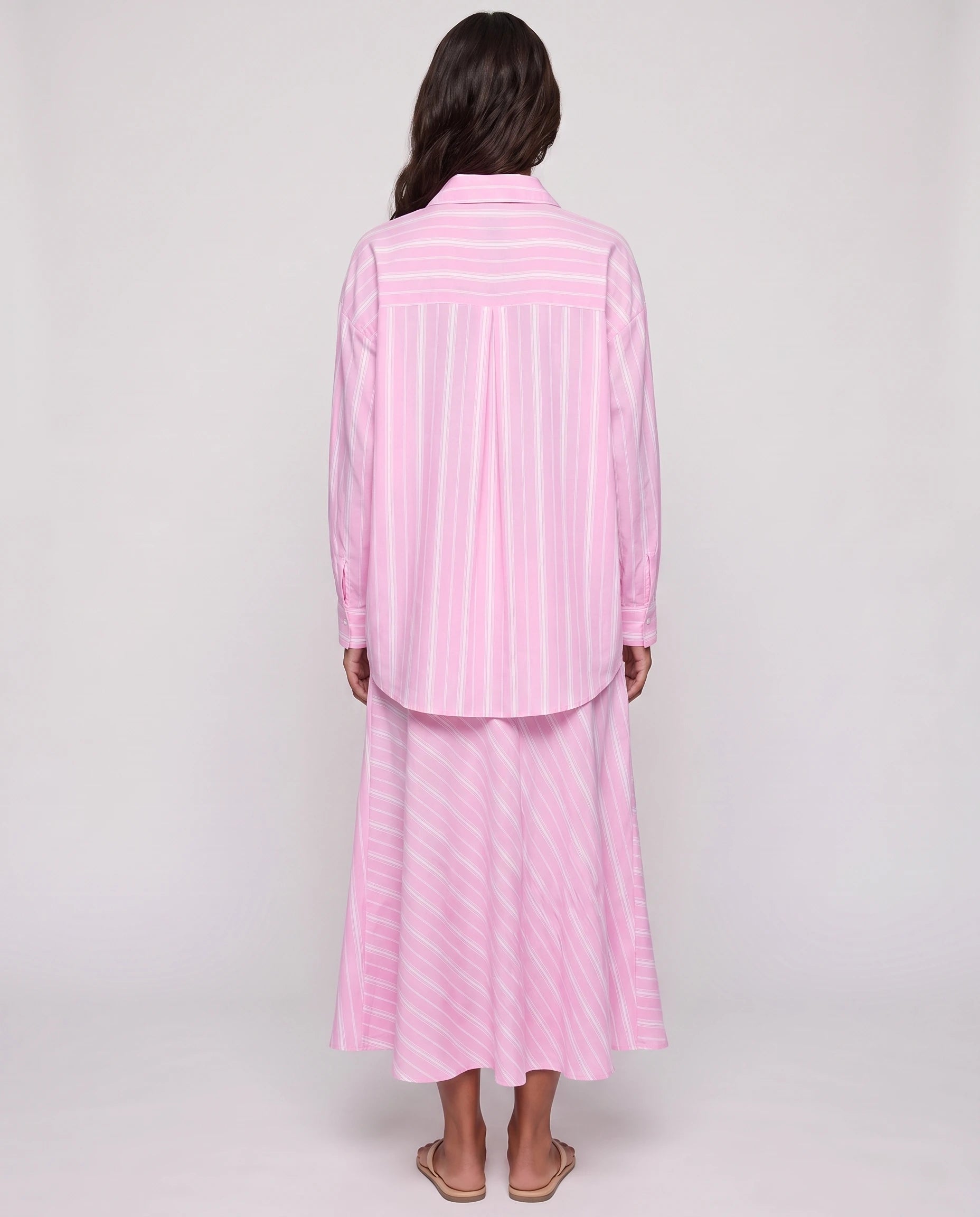 Ensemble chemise rayée et jupe midi rose Colombine — vue de dos studio