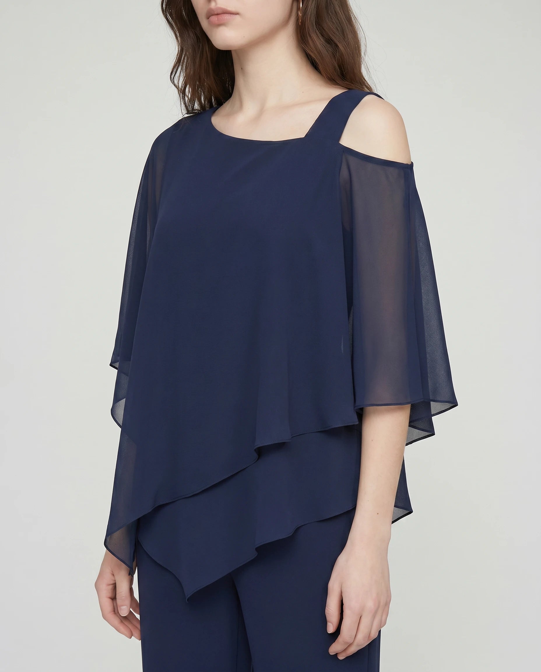 Ensemble top chiffon asymétrique et pantalon Solange — Bleu Marine — détail chiffon épaule dénudée