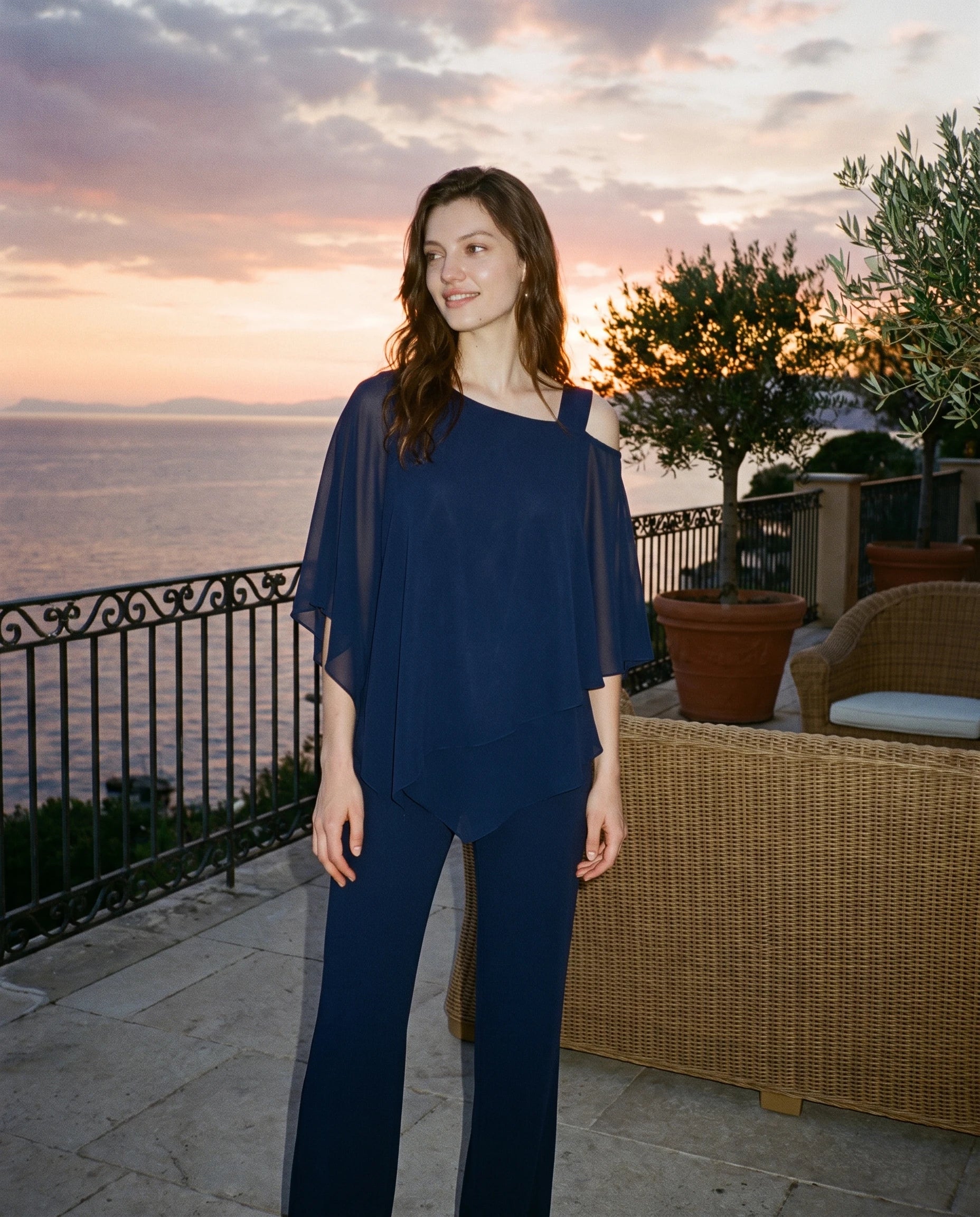 Ensemble top chiffon asymétrique et pantalon Solange — Bleu Marine — portée, lifestyle