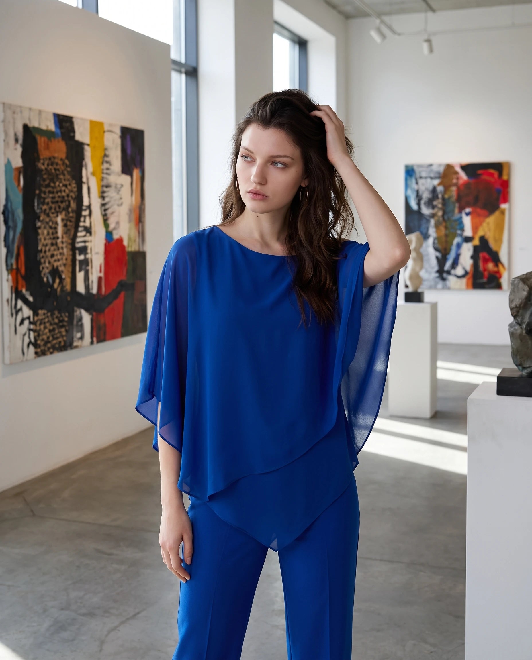 Ensemble top chiffon asymétrique et pantalon Solange — Bleu Roi — portée, lifestyle 2