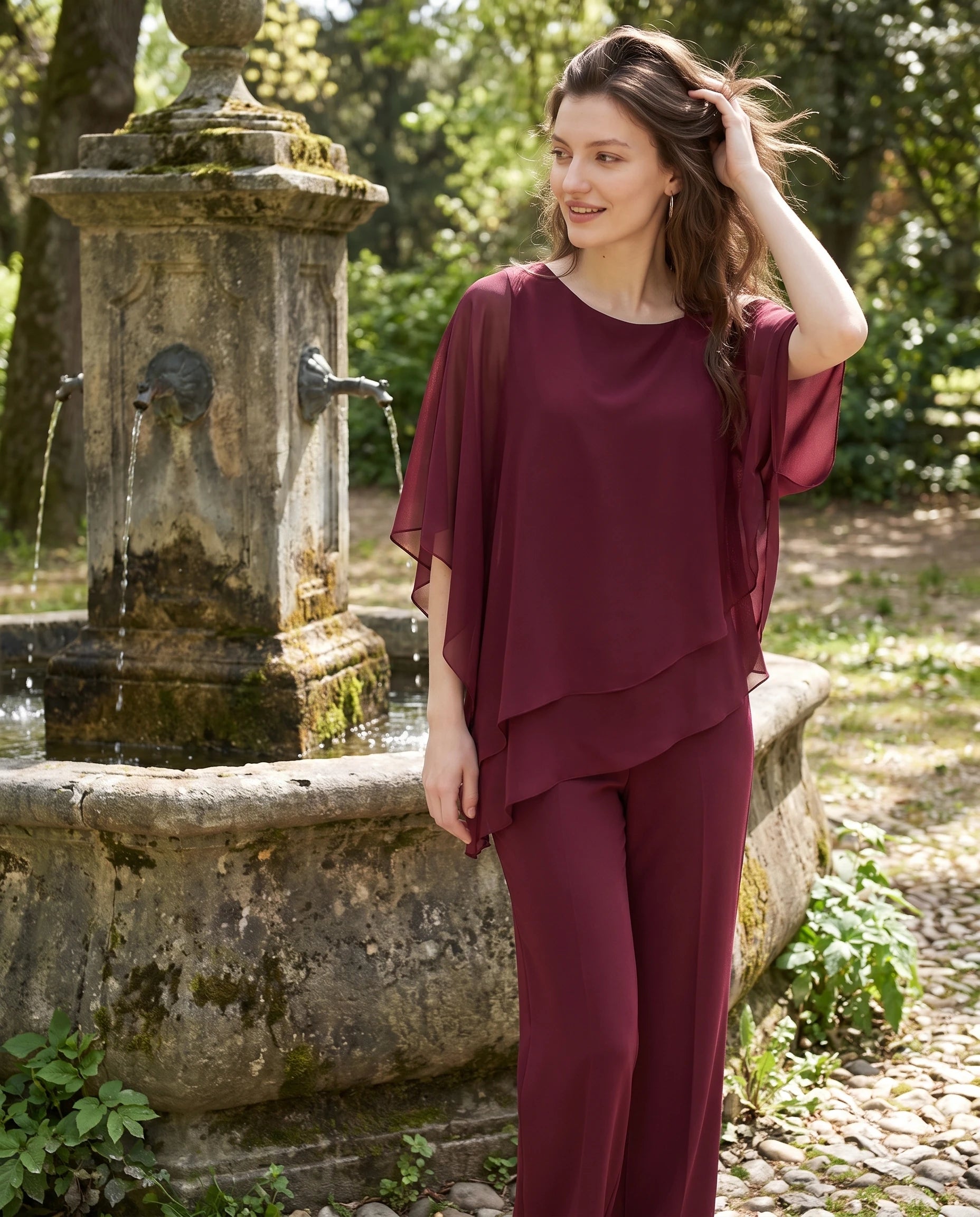 Ensemble top chiffon asymétrique et pantalon Solange — Bordeaux — portée, lifestyle 2