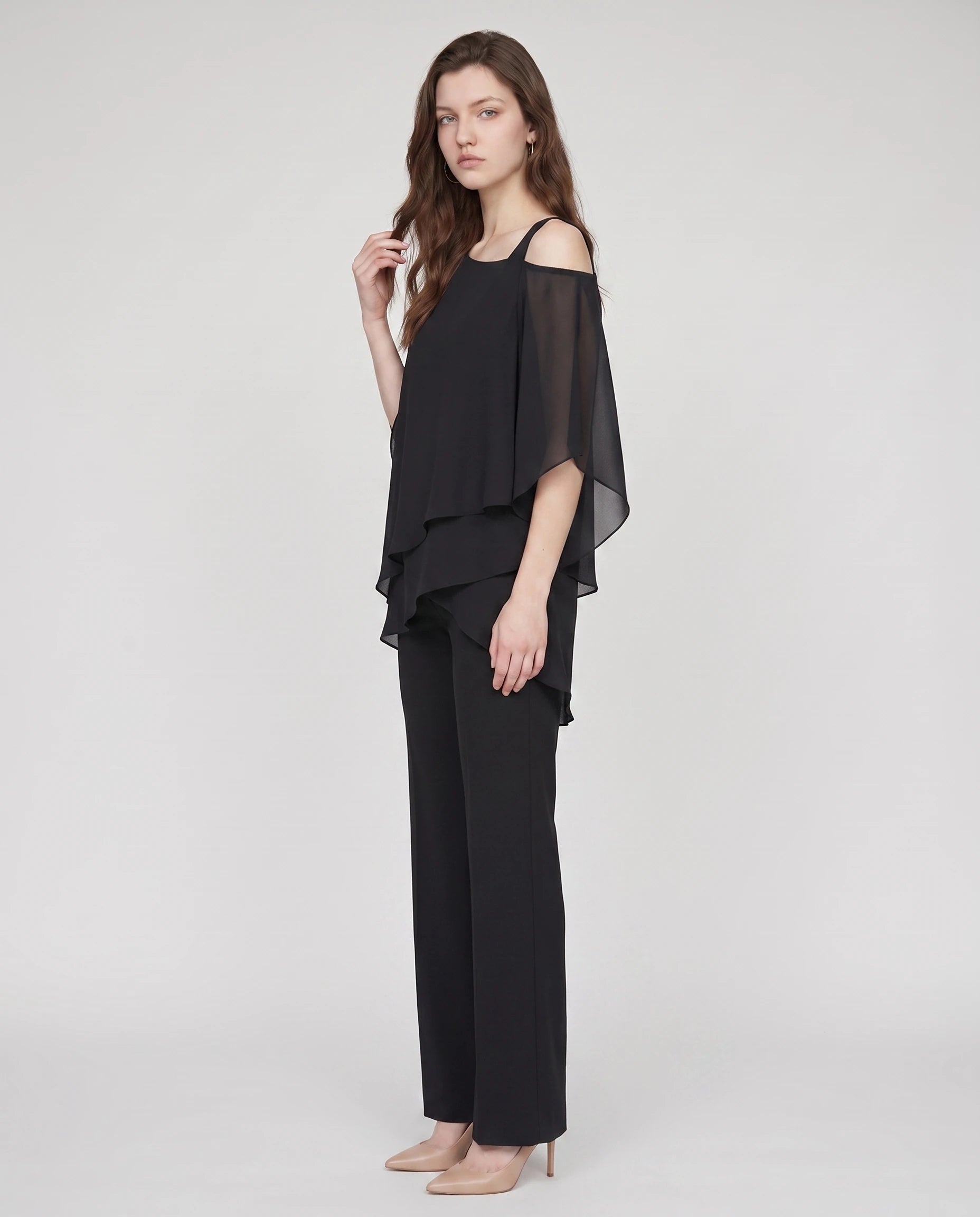Ensemble top chiffon asymétrique et pantalon Solange — Noir — vue studio pose