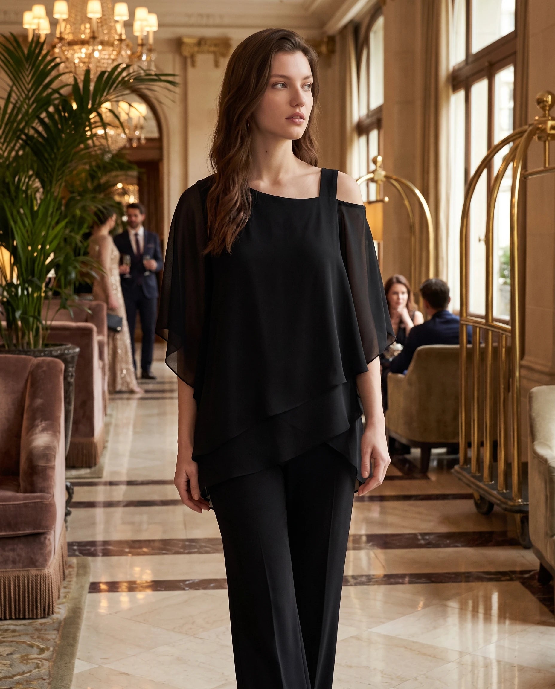 Ensemble top chiffon asymétrique et pantalon Solange — Noir — portée, lifestyle 2