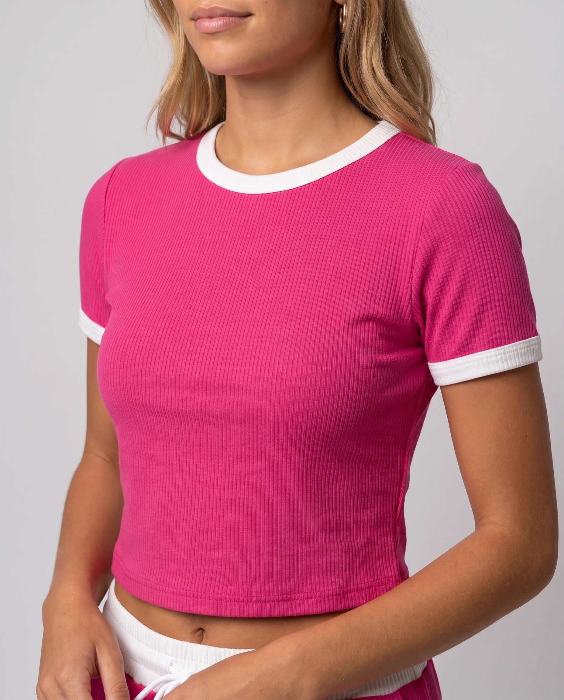 Ensemble crop top et pantalon côtelé Ludivine — Fuchsia — détail matière côtelée