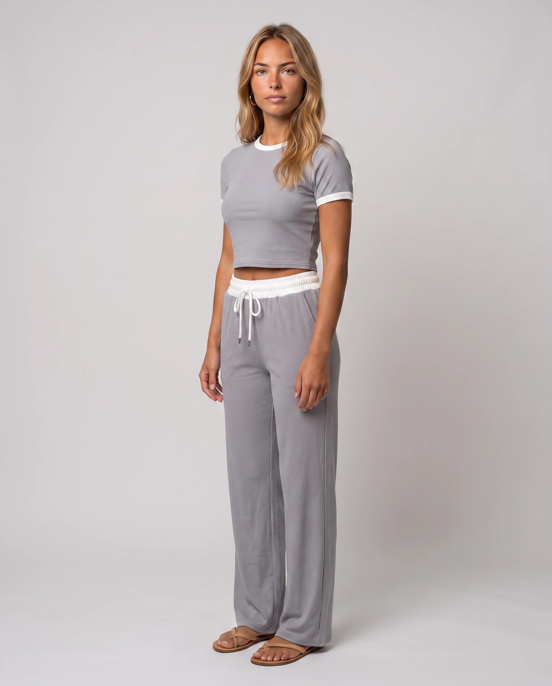 Ensemble crop top et pantalon côtelé Ludivine — Gris — vue studio pose