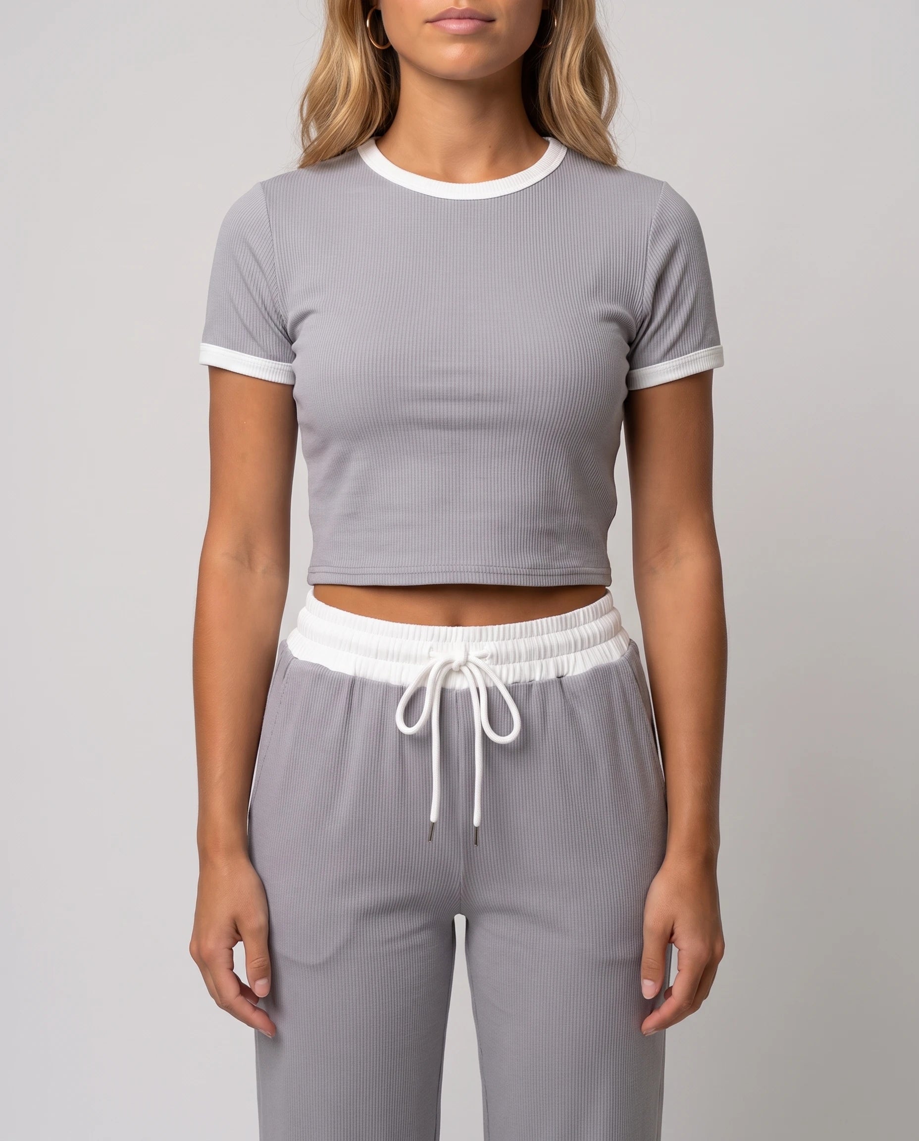 Ensemble crop top et pantalon côtelé Ludivine — Gris — détail matière côtelée