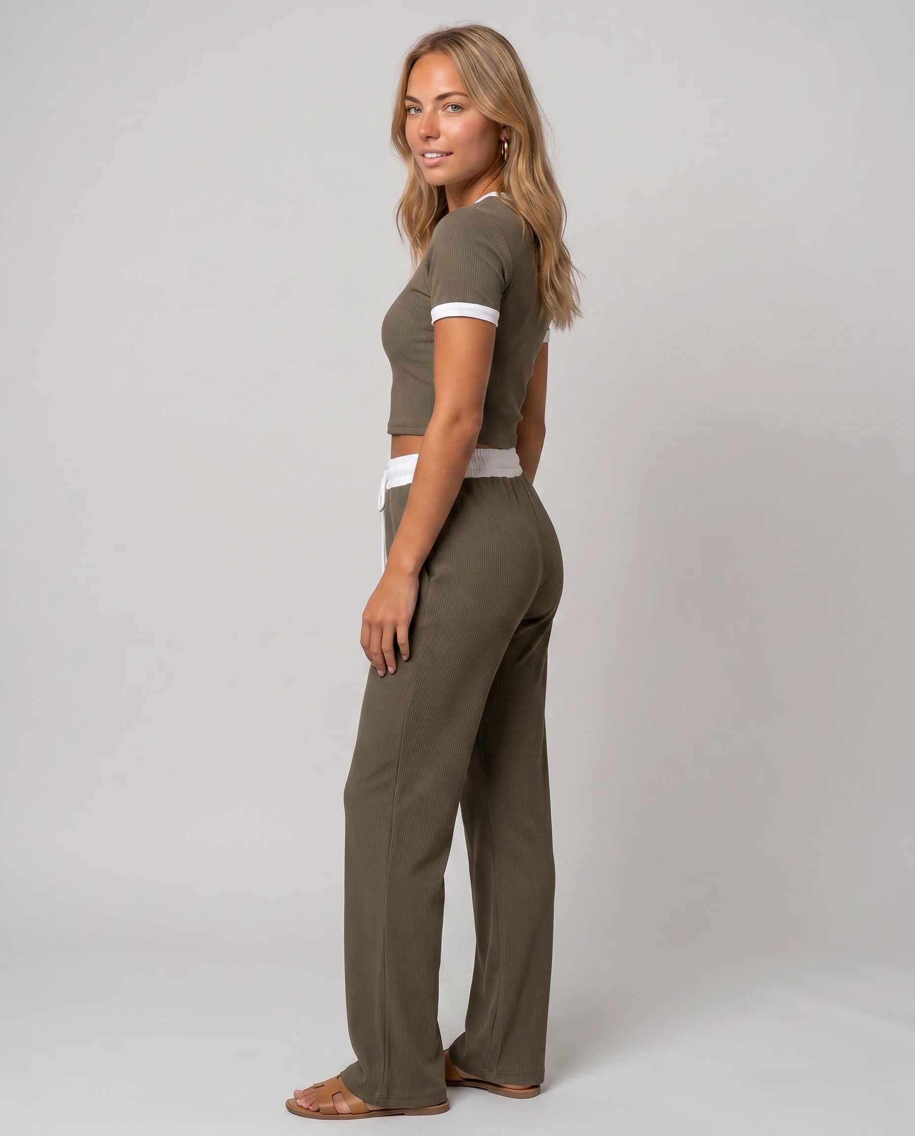 Ensemble crop top et pantalon côtelé Ludivine — Kaki — vue studio pose
