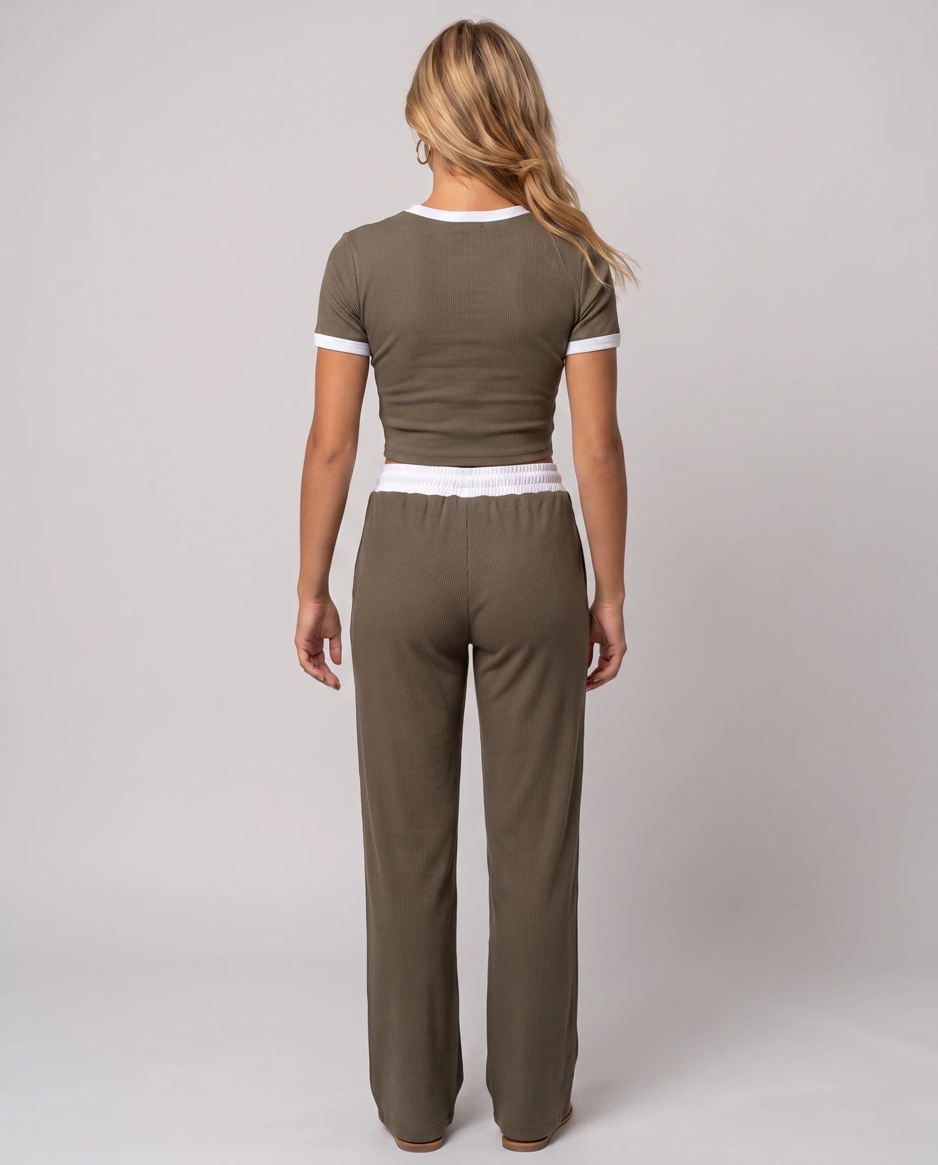 Ensemble crop top et pantalon côtelé Ludivine — Kaki — vue dos studio