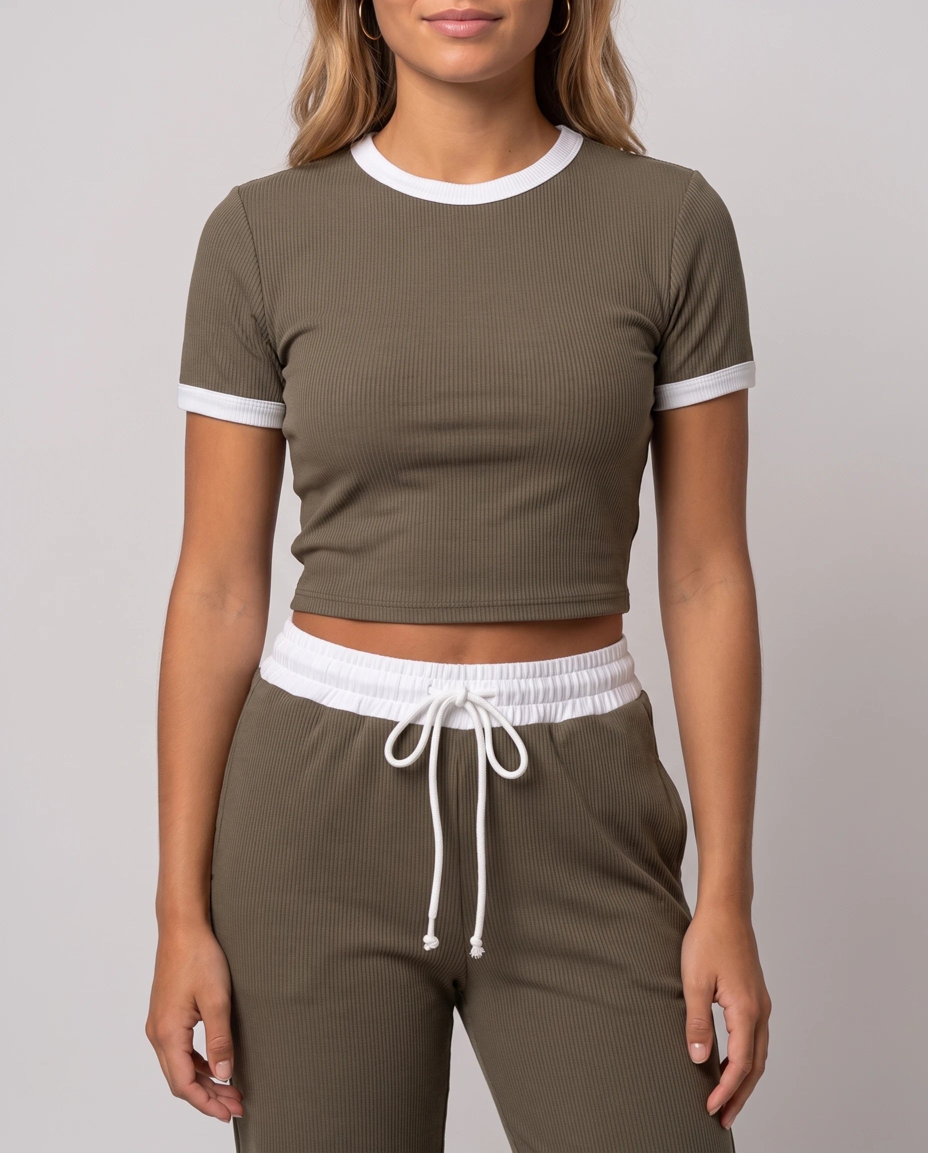 Ensemble crop top et pantalon côtelé Ludivine — Kaki — détail matière côtelée