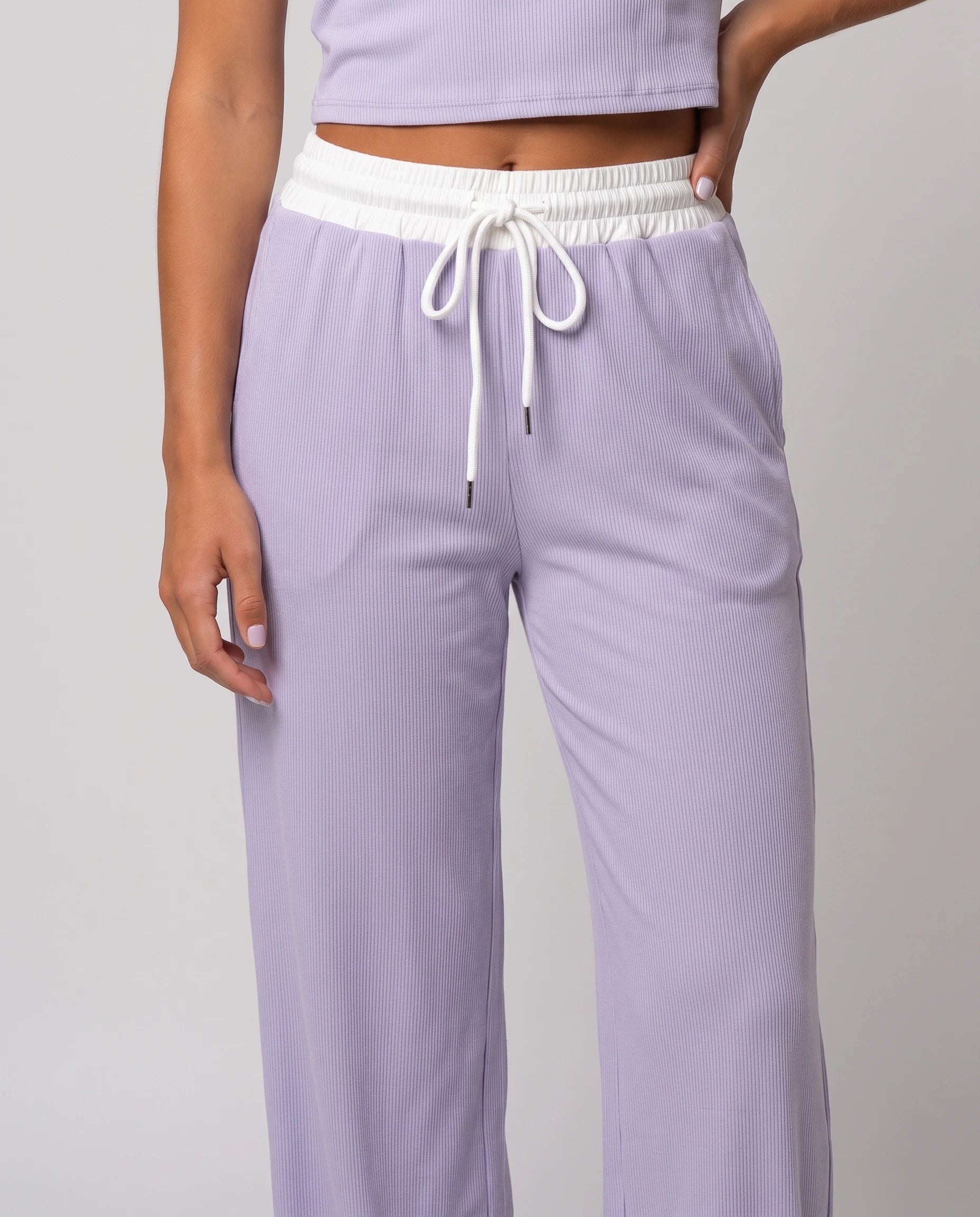 Ensemble crop top et pantalon côtelé Ludivine — Lavande — détail matière côtelée