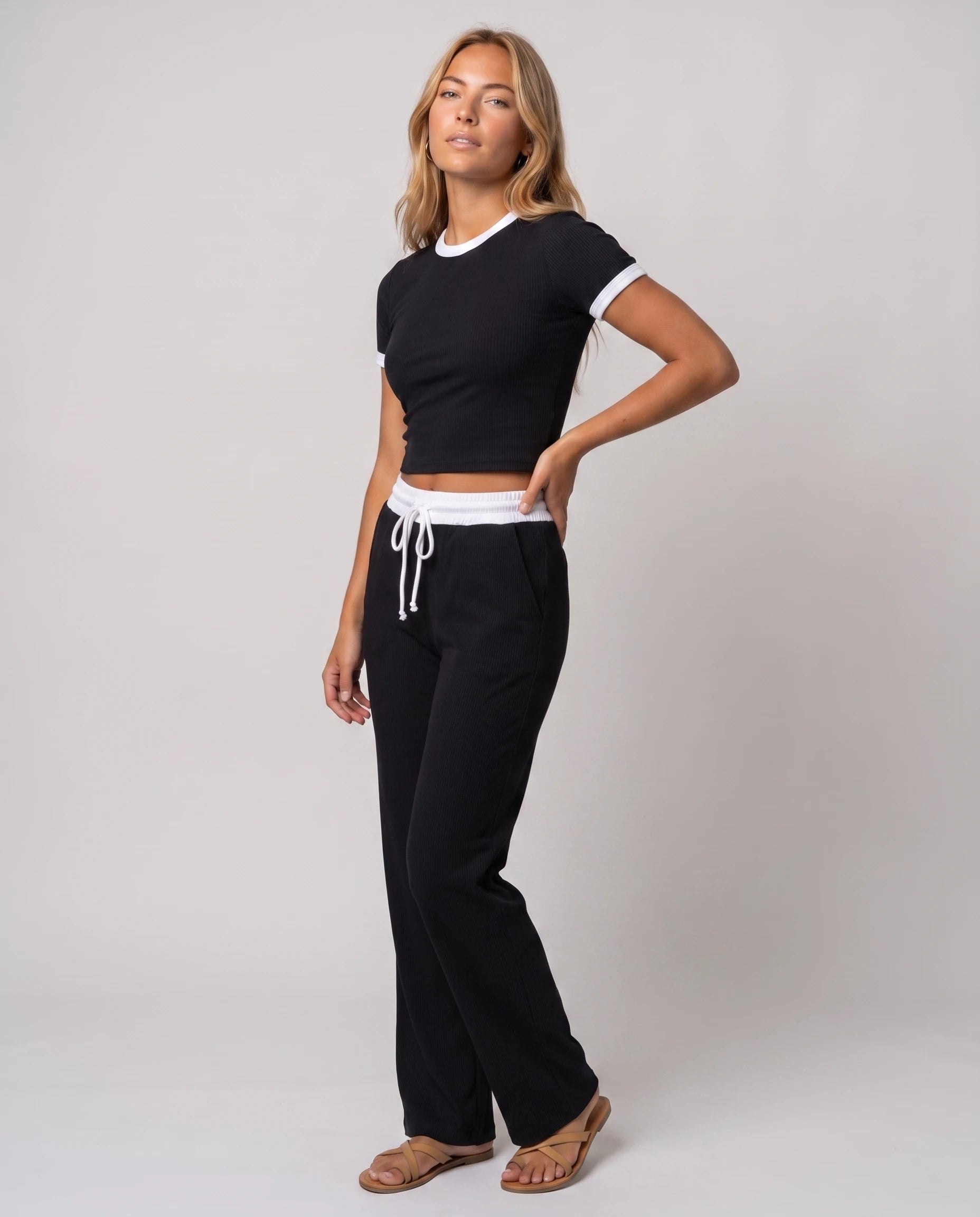 Ensemble crop top et pantalon côtelé Ludivine — Noir — vue studio pose