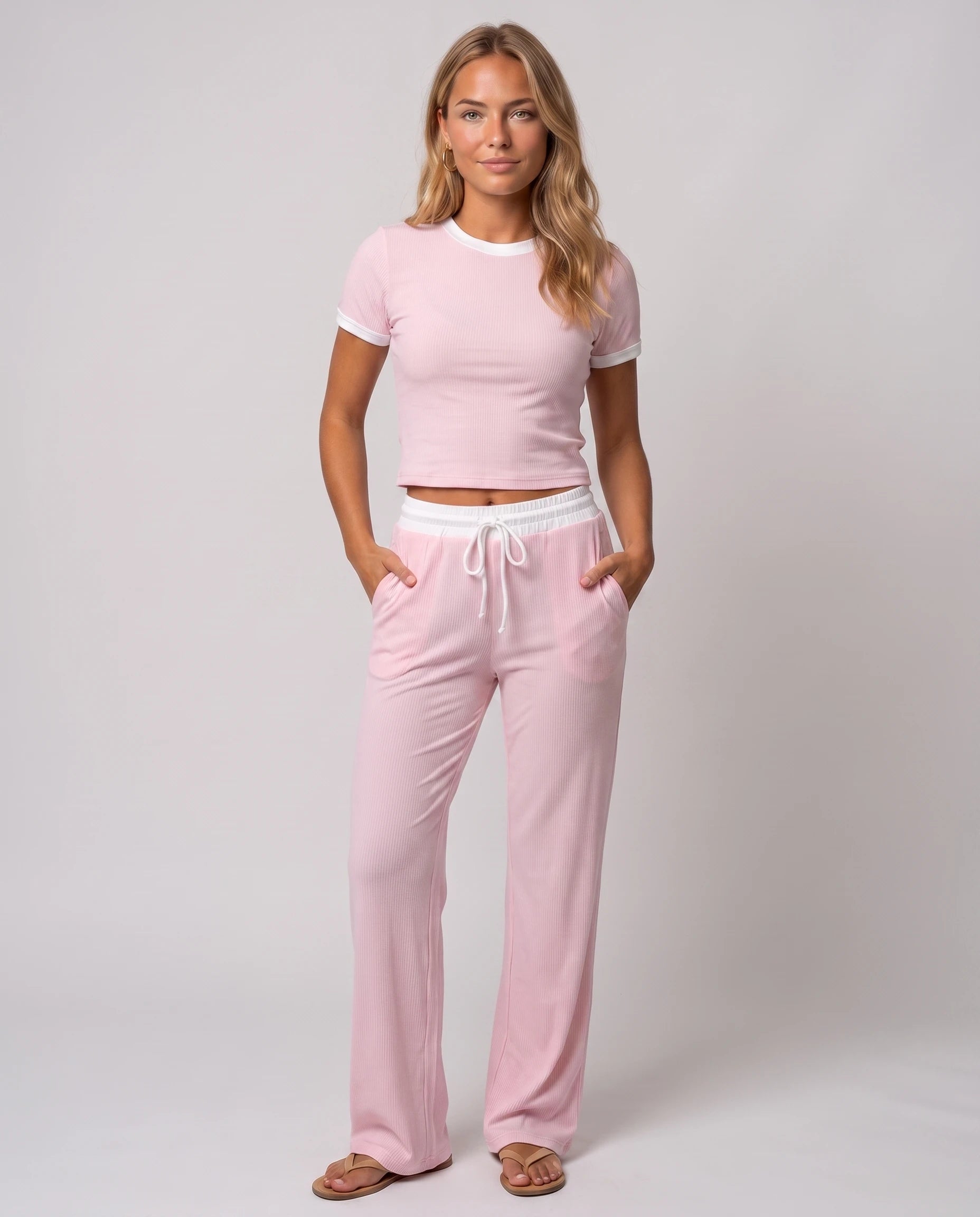 Ensemble crop top et pantalon côtelé Ludivine — Rose Poudré — vue studio pose