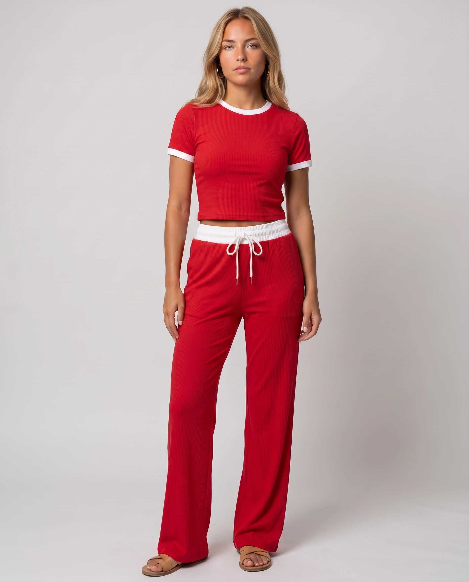 Ensemble crop top et pantalon côtelé Ludivine — Rouge — vue studio pose