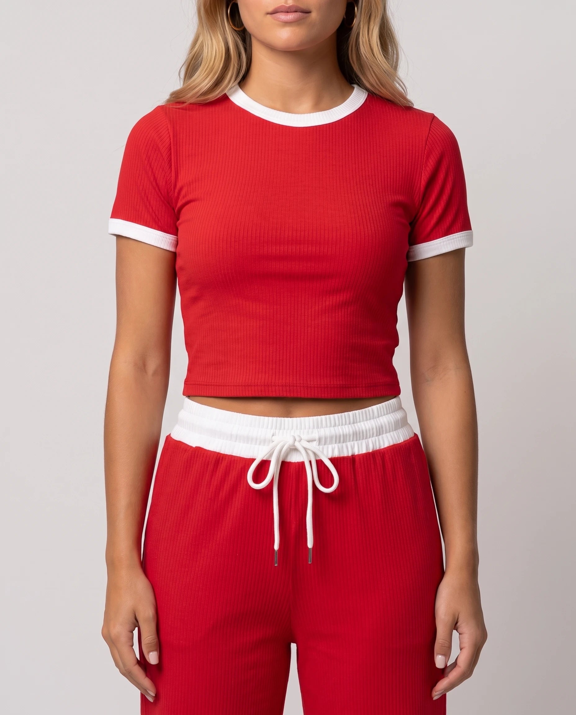 Ensemble crop top et pantalon côtelé Ludivine — Rouge — détail matière côtelée