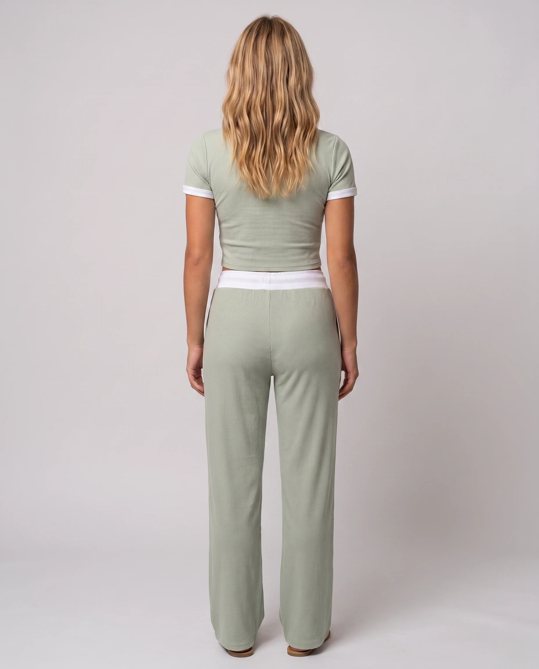 Ensemble crop top et pantalon côtelé Ludivine — Vert sauge — vue dos studio