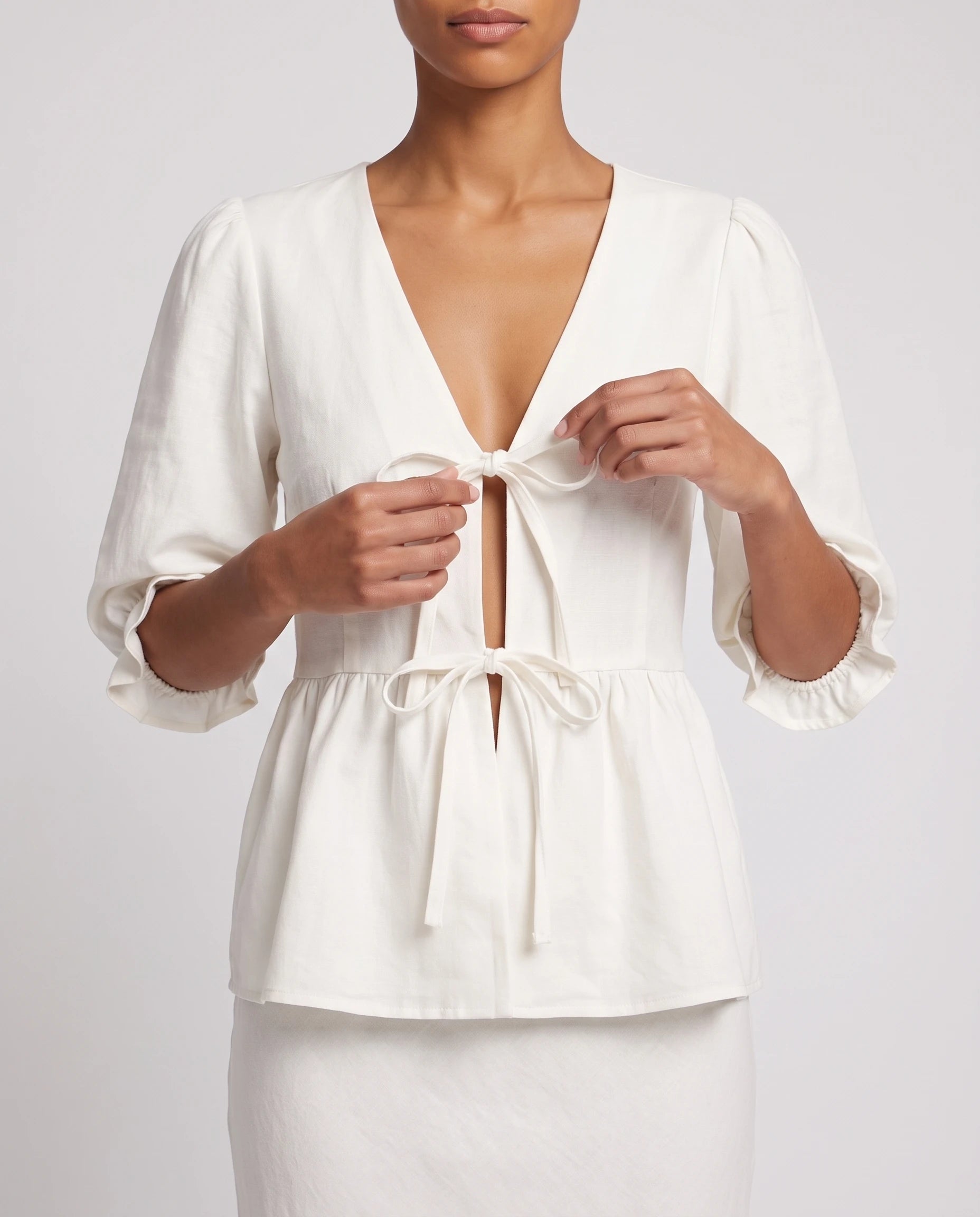 Ensemble blouse nouée et jupe longue en coton Roselyne — Blanc, détail des nœuds et manches bulles