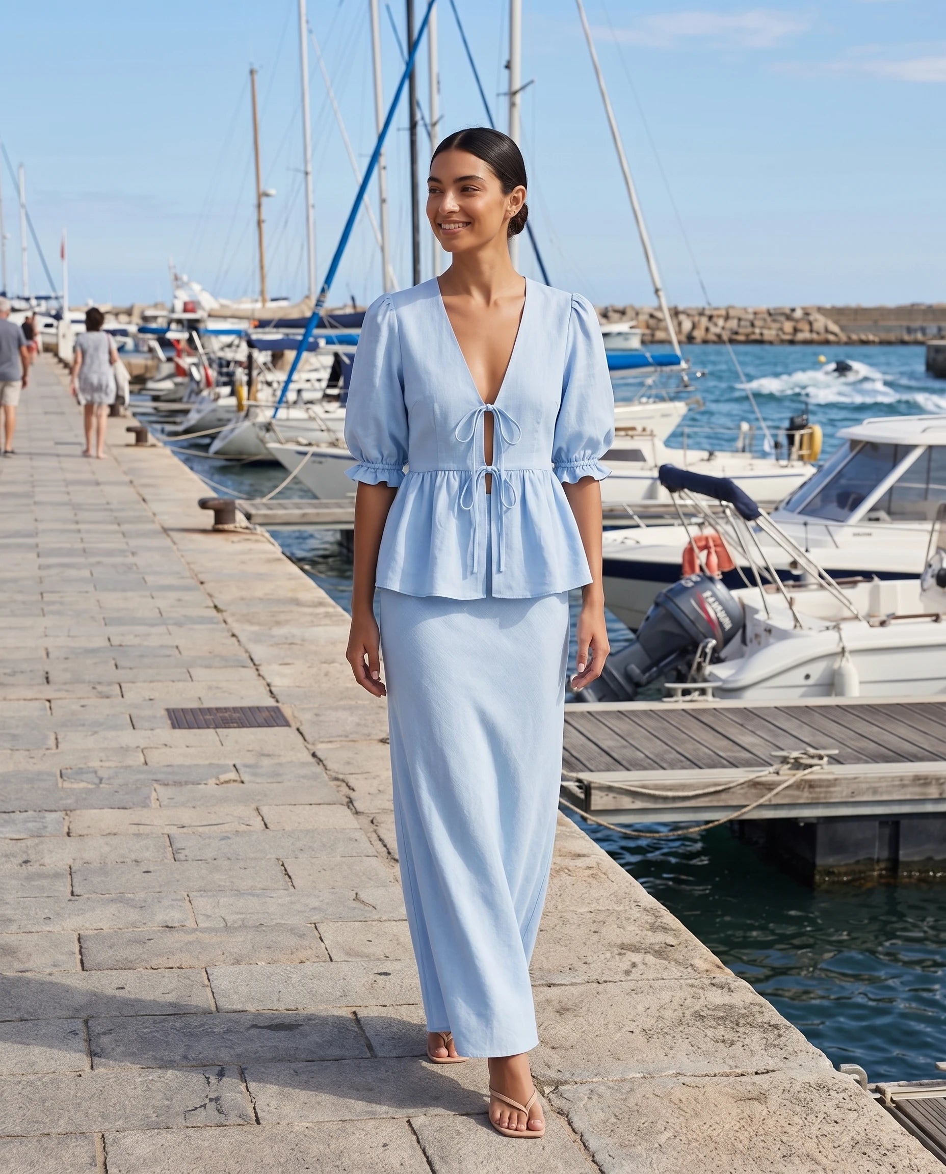Ensemble blouse nouée et jupe longue en coton Roselyne — Bleu Ciel, en situation