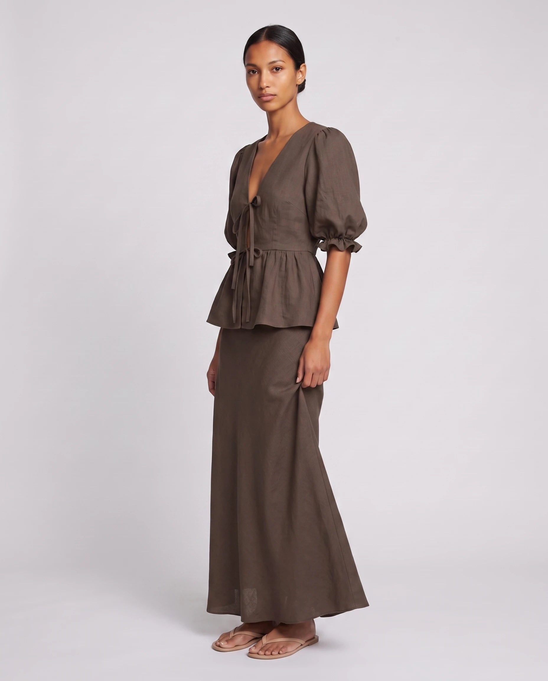 Ensemble blouse nouée et jupe longue en coton Roselyne — Café, vue trois quarts