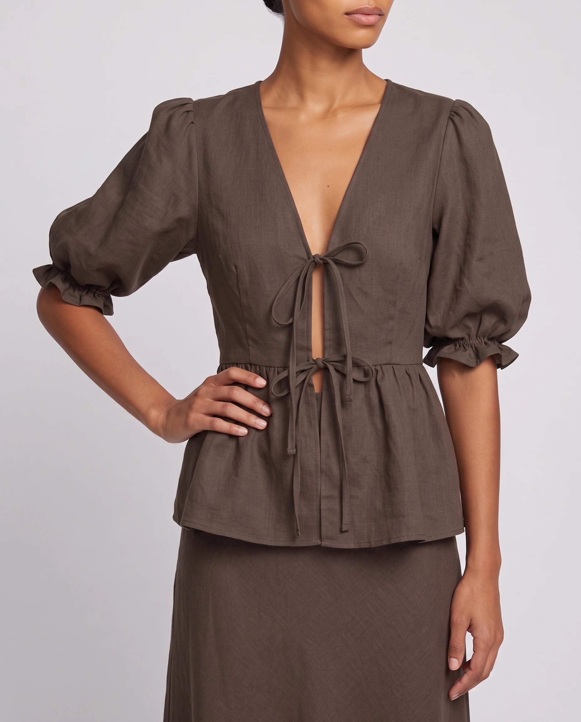 Ensemble blouse nouée et jupe longue en coton Roselyne — Café, détail des nœuds et manches bulles