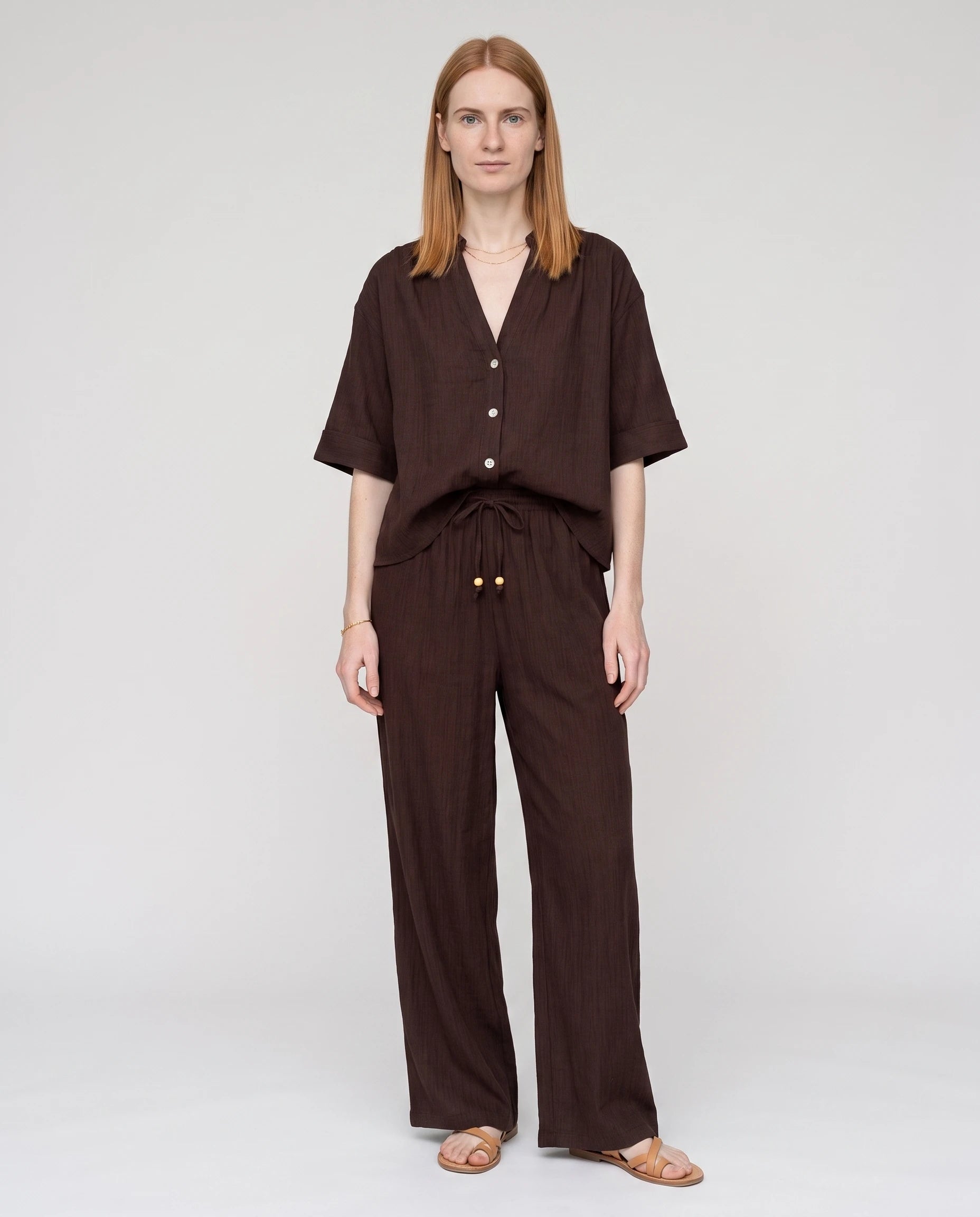 Ensemble chemise et pantalon large en crepe froisse Chocolat, vue studio de face