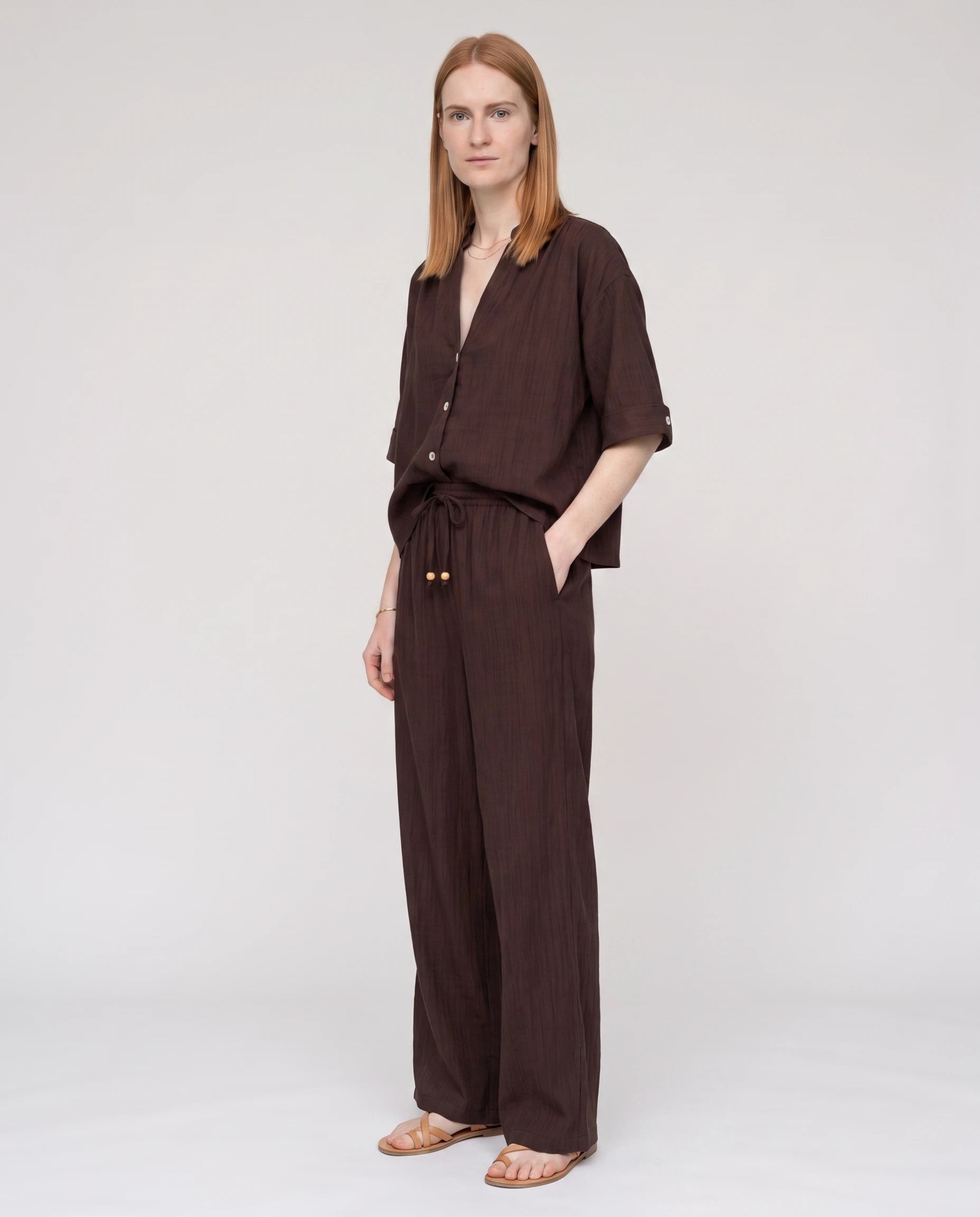 Ensemble chemise et pantalon large en crepe froisse Chocolat, vue studio trois-quarts