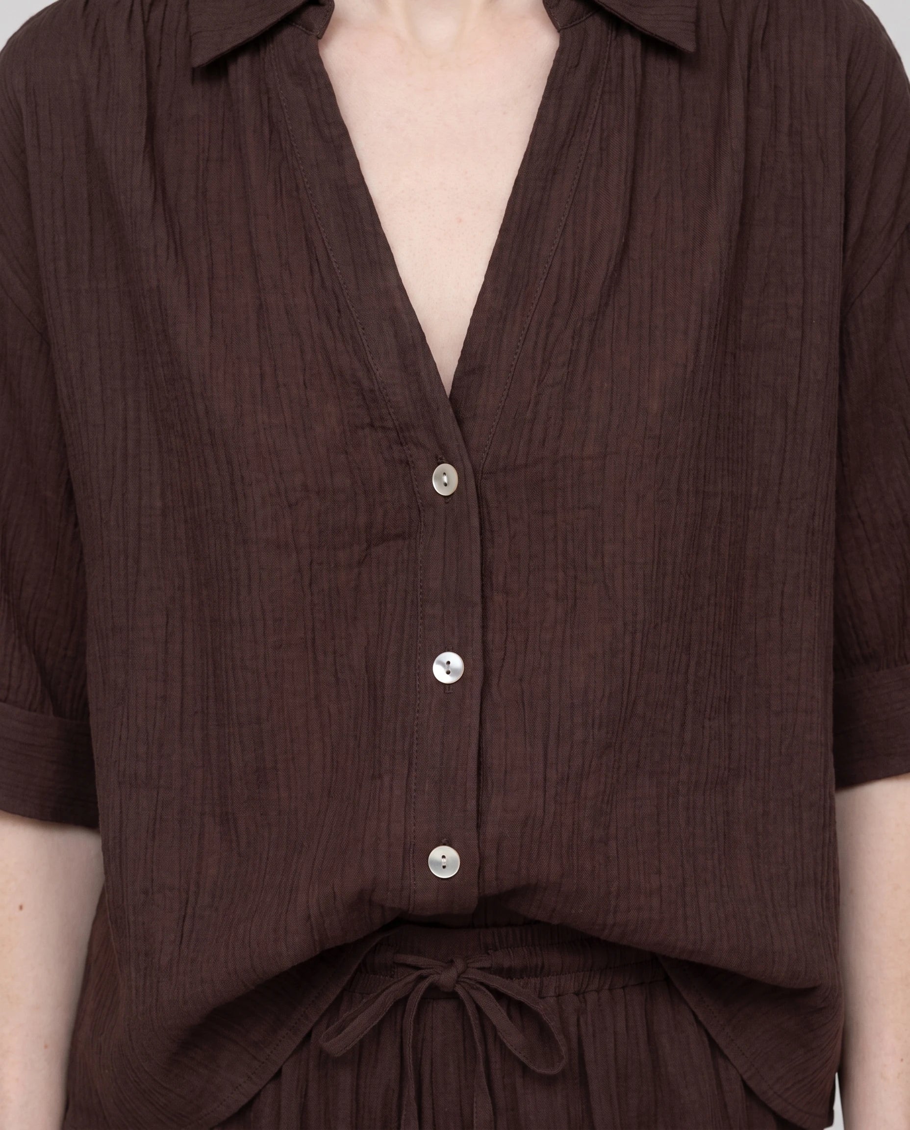 Ensemble chemise et pantalon large Chocolat, detail du boutonnage nacre