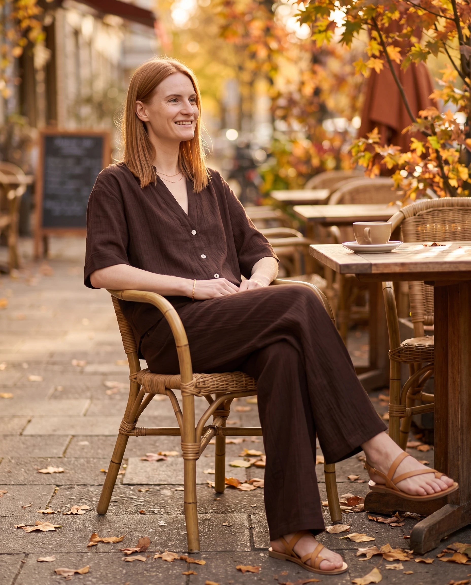 Ensemble chemise et pantalon large Chocolat porte en terrasse de cafe