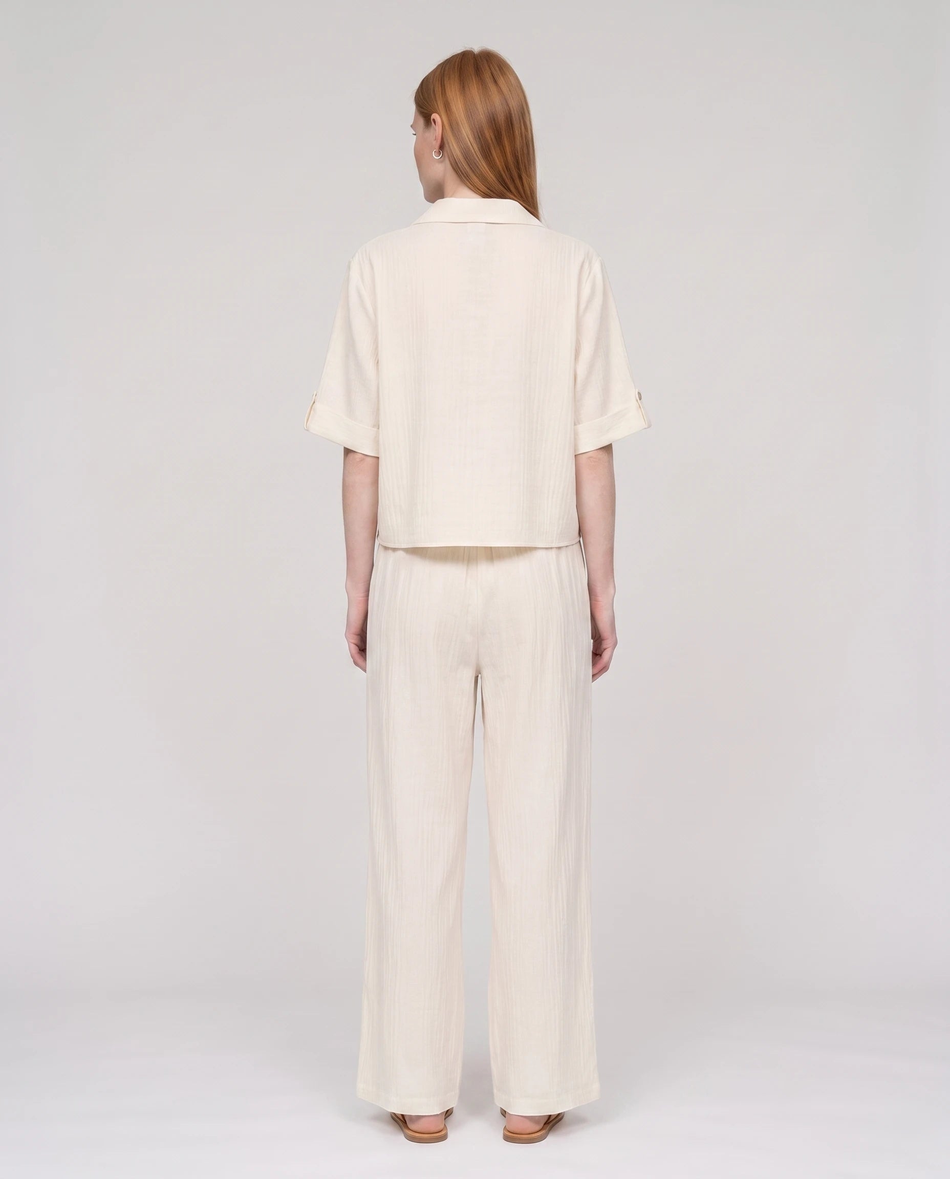 Ensemble chemise et pantalon large en crepe froisse Ecru, vue studio de dos