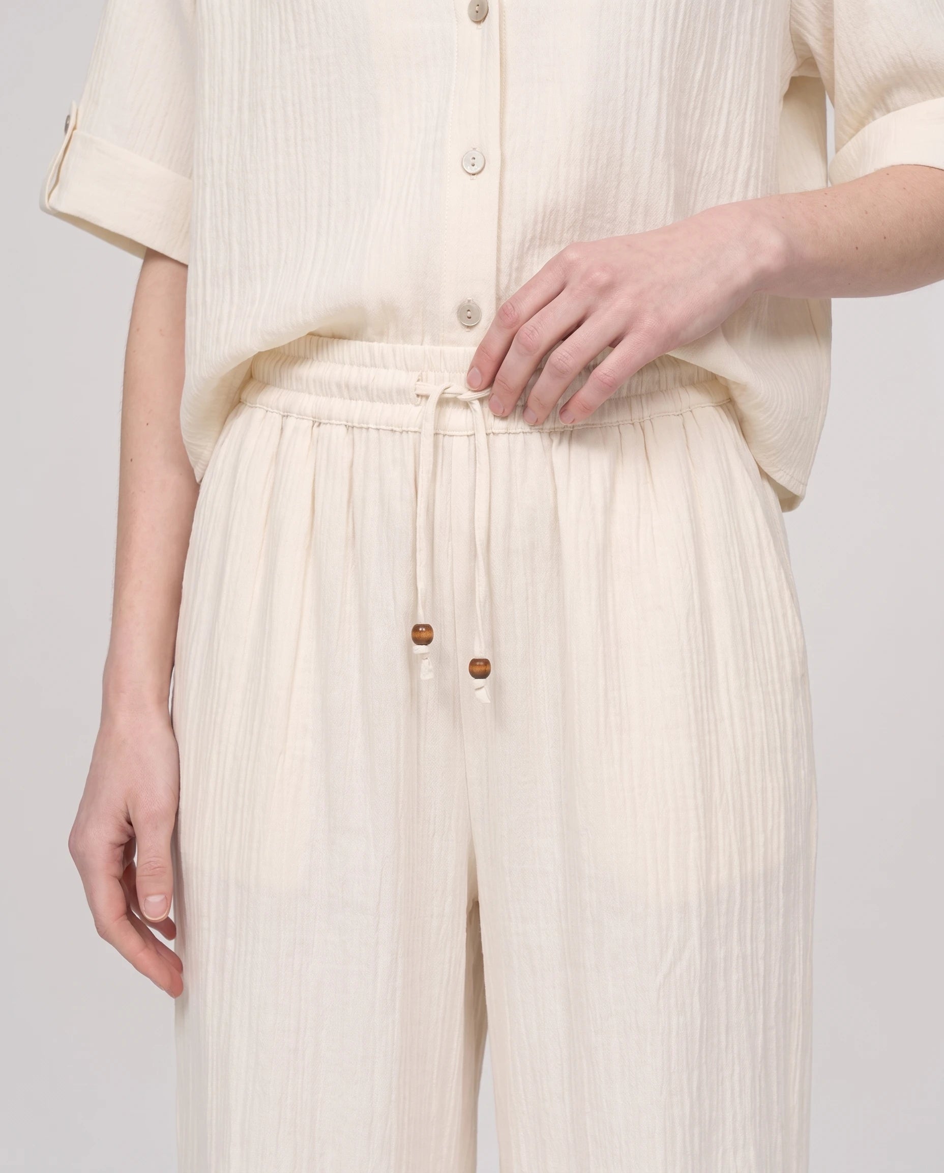 Ensemble chemise et pantalon large Ecru, detail de la taille a cordon et perles de bois