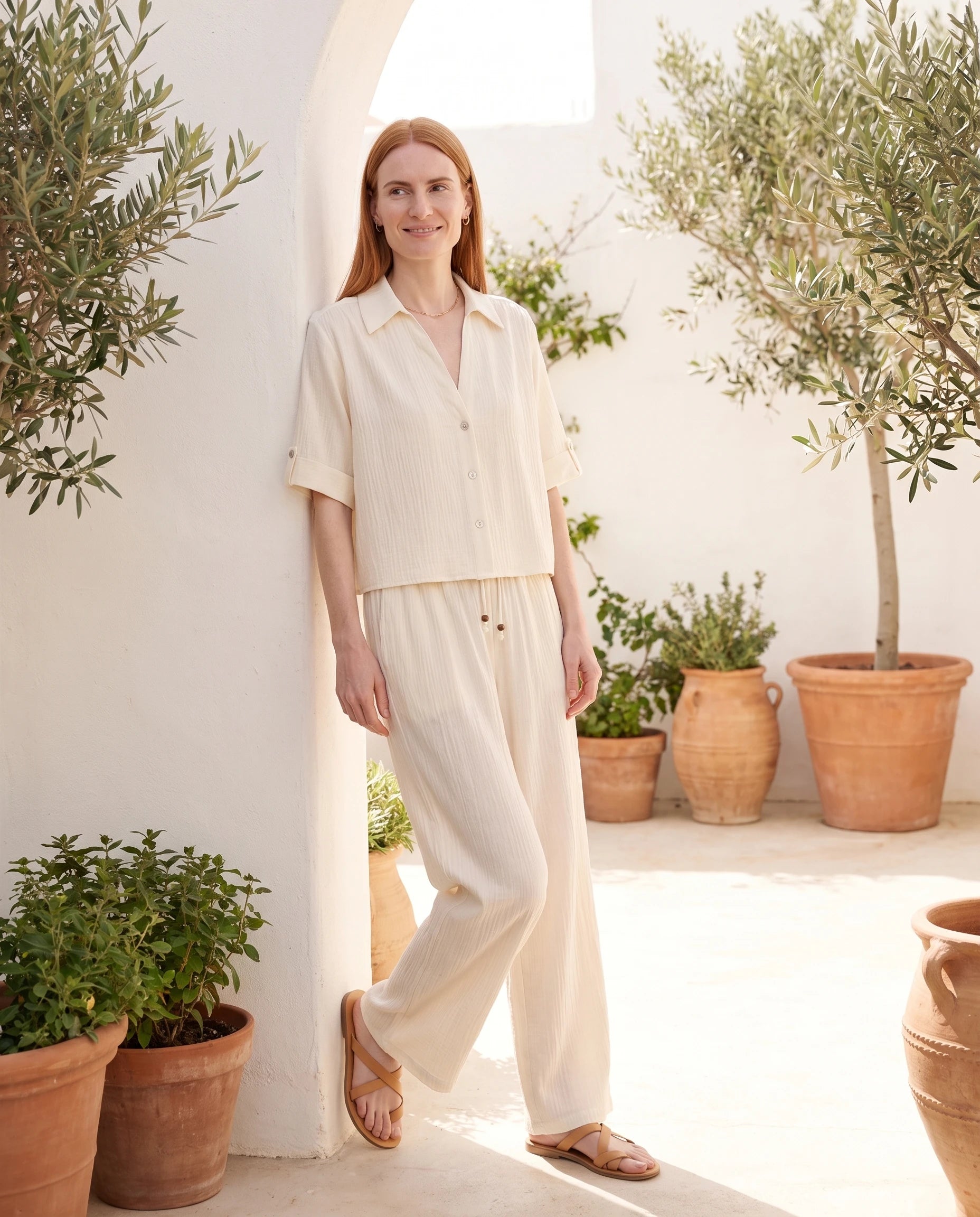 Ensemble chemise et pantalon large Ecru porte dans un patio mediterraneen