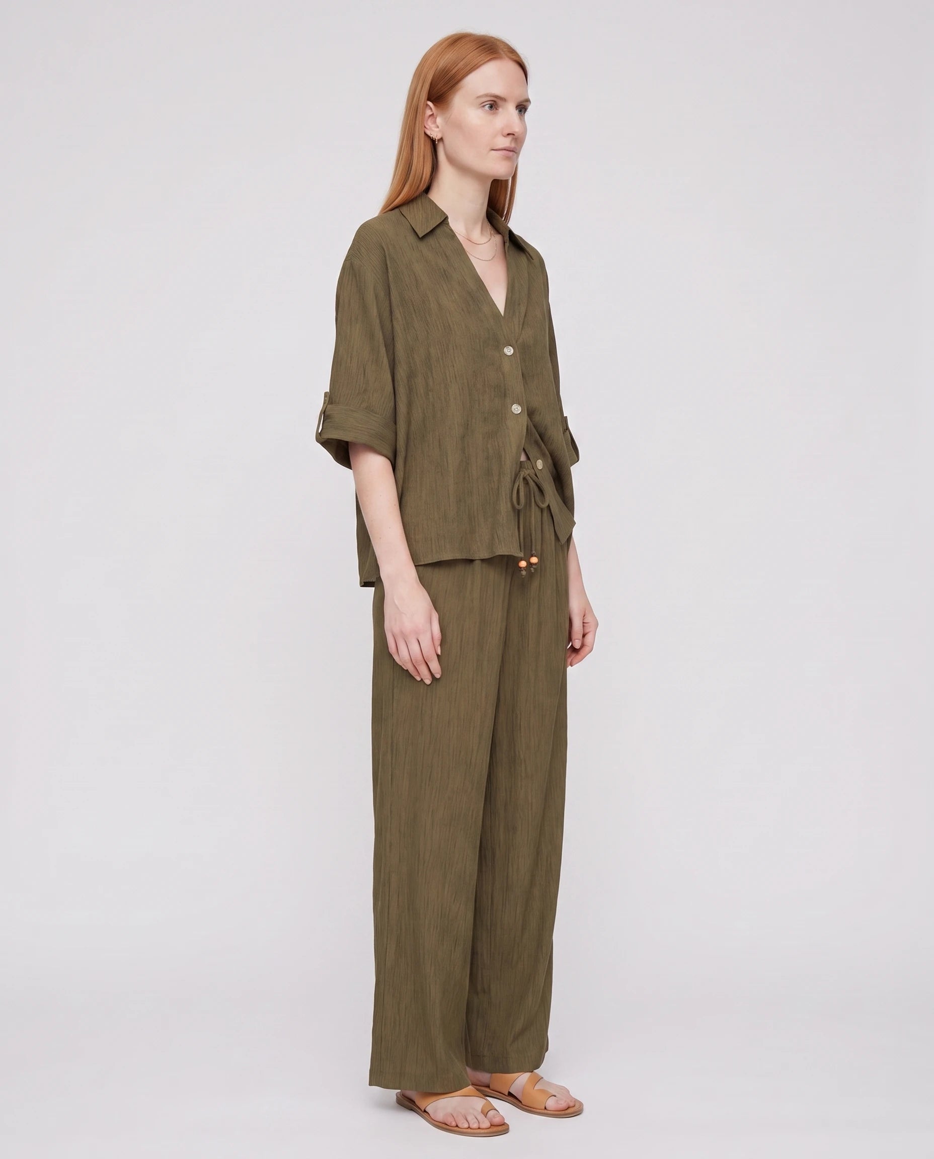 Ensemble chemise et pantalon large en crepe froisse Vert Olive, vue studio de profil