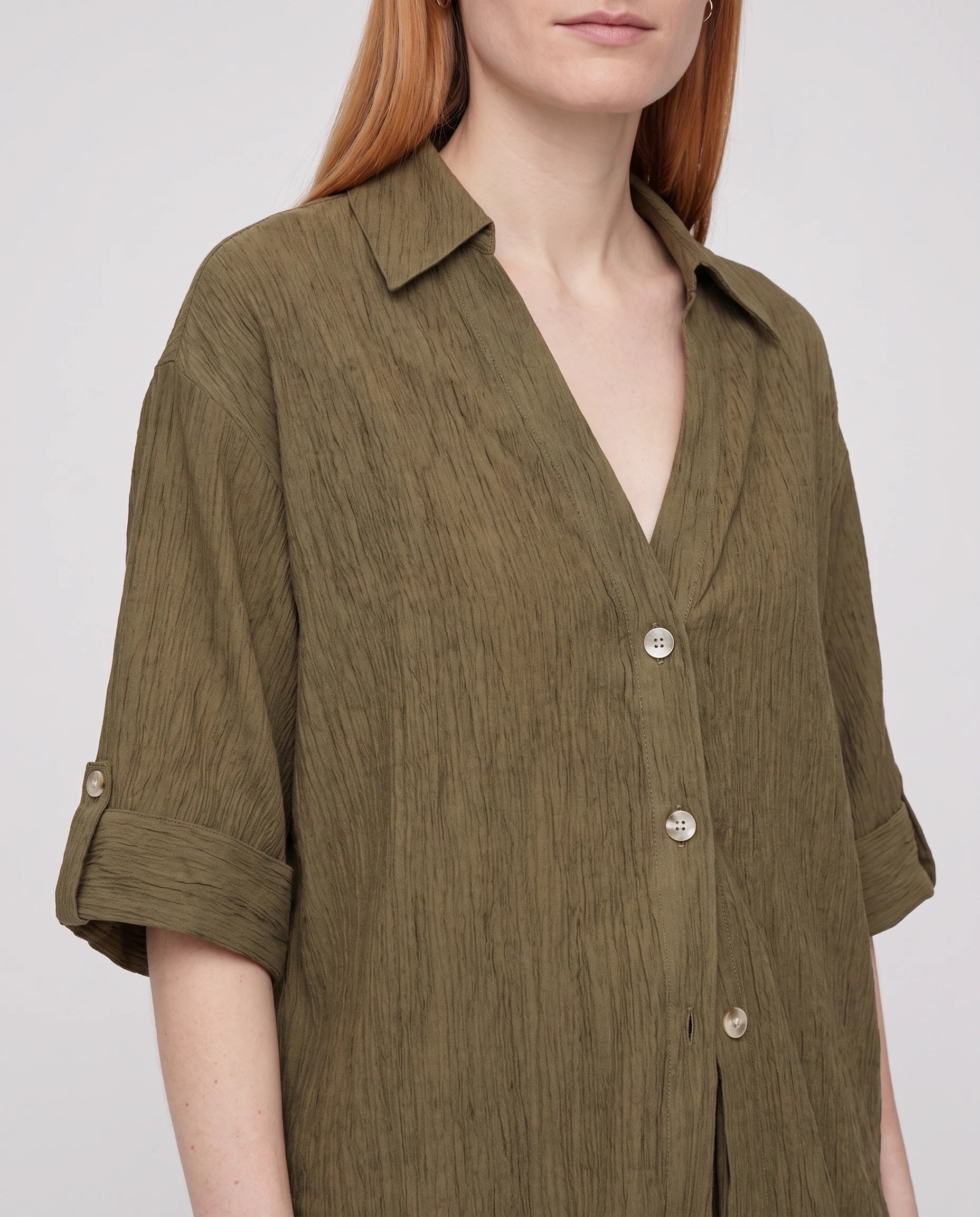 Ensemble chemise et pantalon large Vert Olive, detail du col ouvert et des boutons nacres