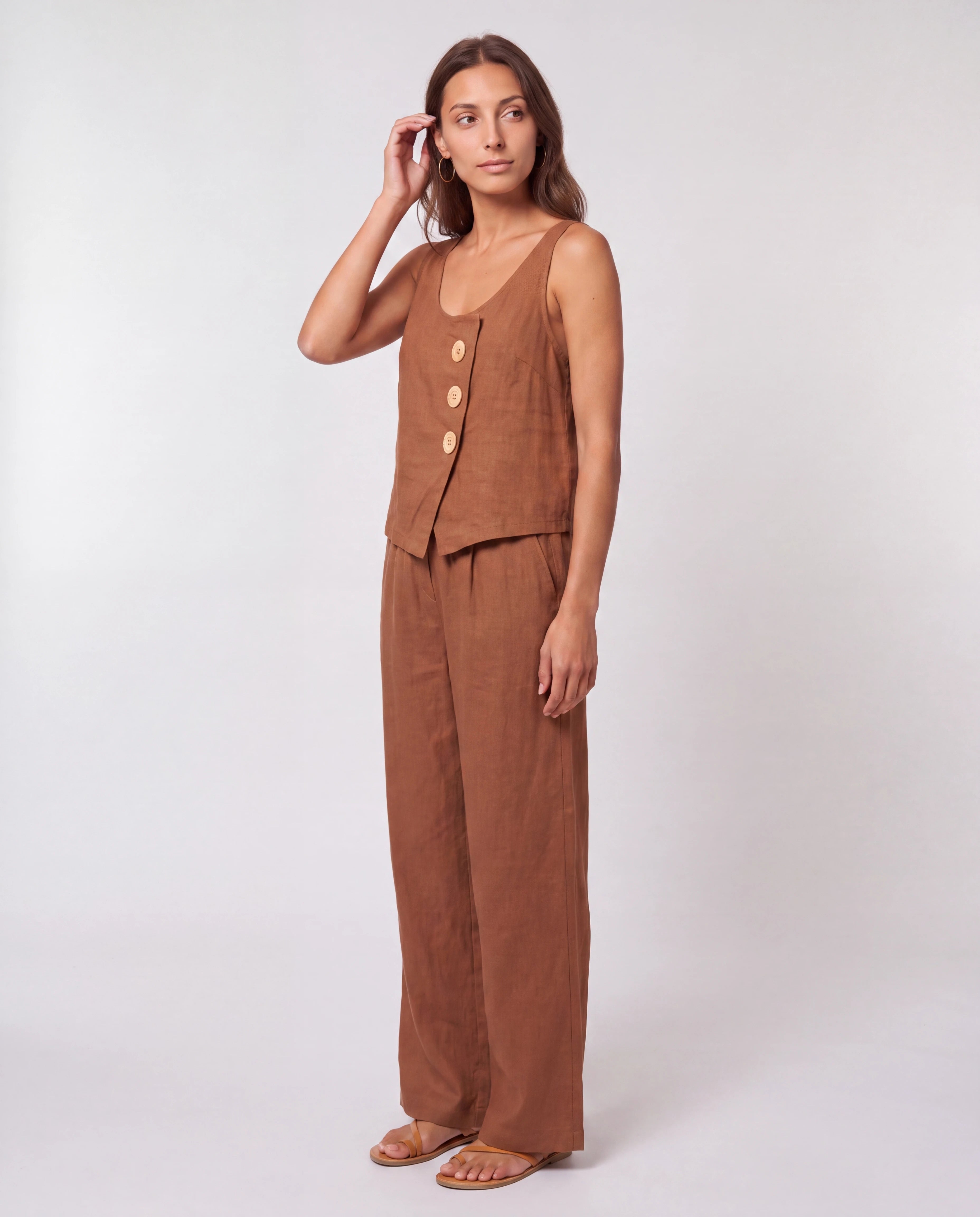 Ensemble débardeur boutonné et pantalon large Isabeau — Cognac — vue de trois-quarts studio