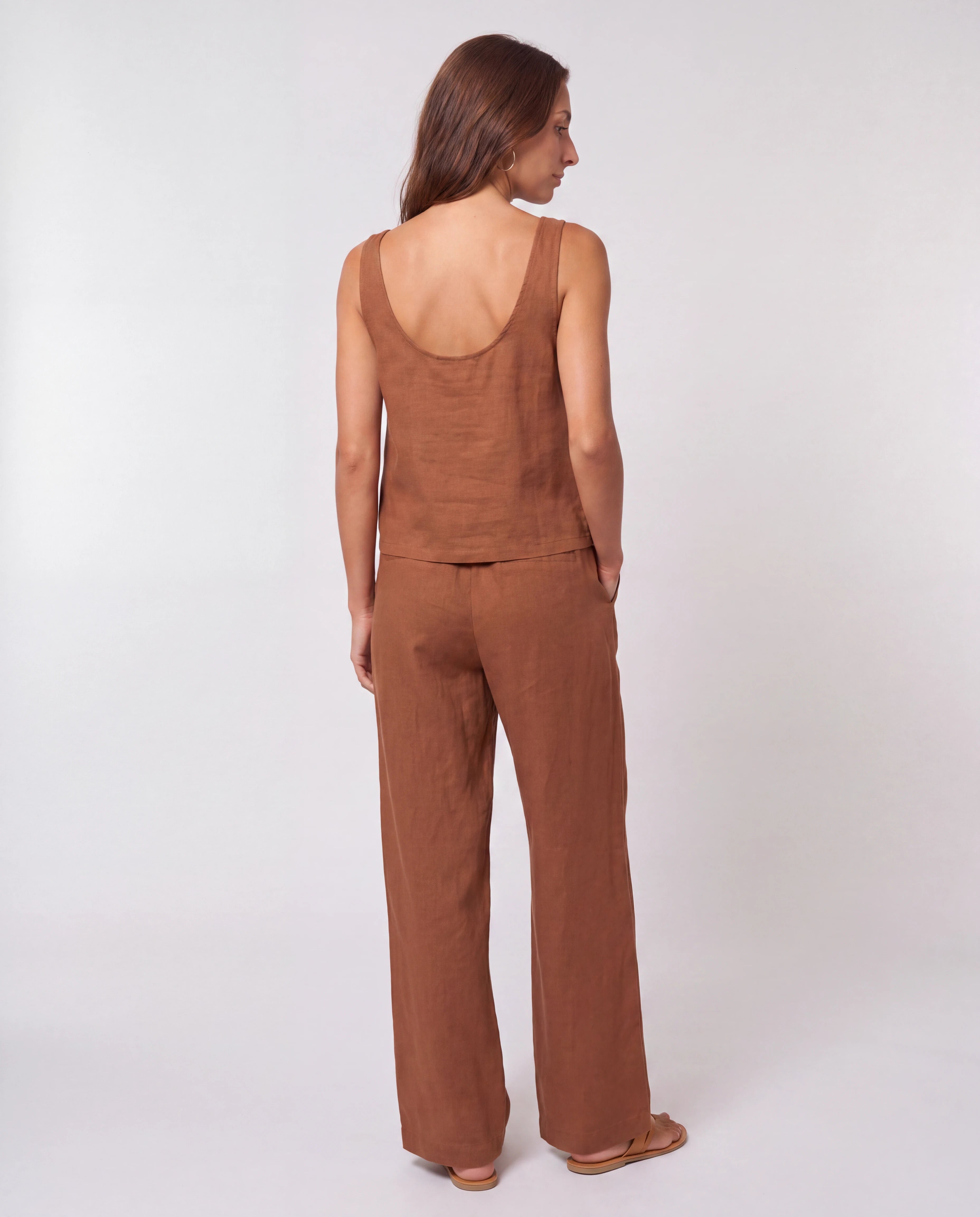 Ensemble débardeur boutonné et pantalon large Isabeau — Cognac — vue de dos studio