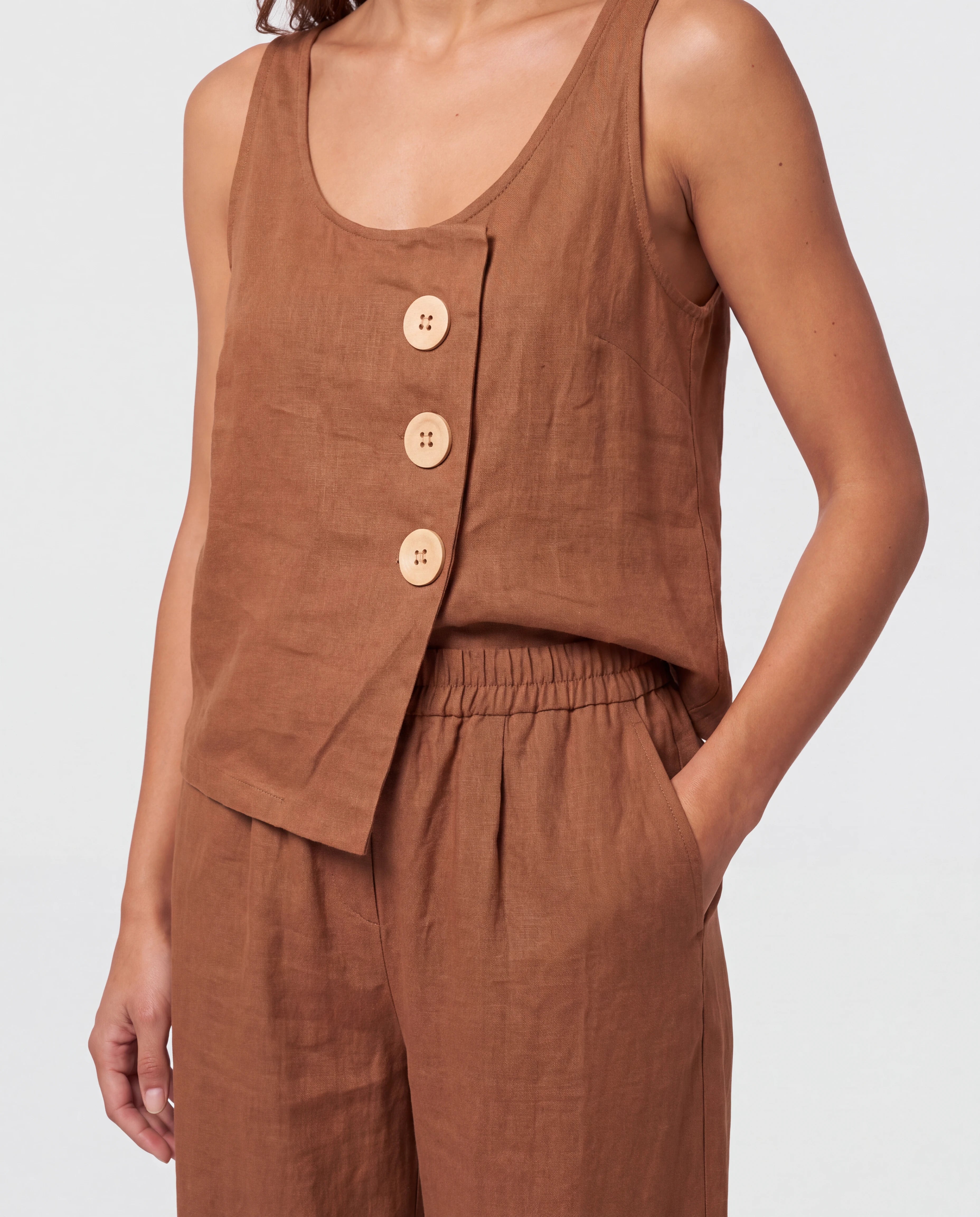 Ensemble débardeur boutonné et pantalon large Isabeau — Cognac — détail des trois boutons de bois et de la taille élastiquée