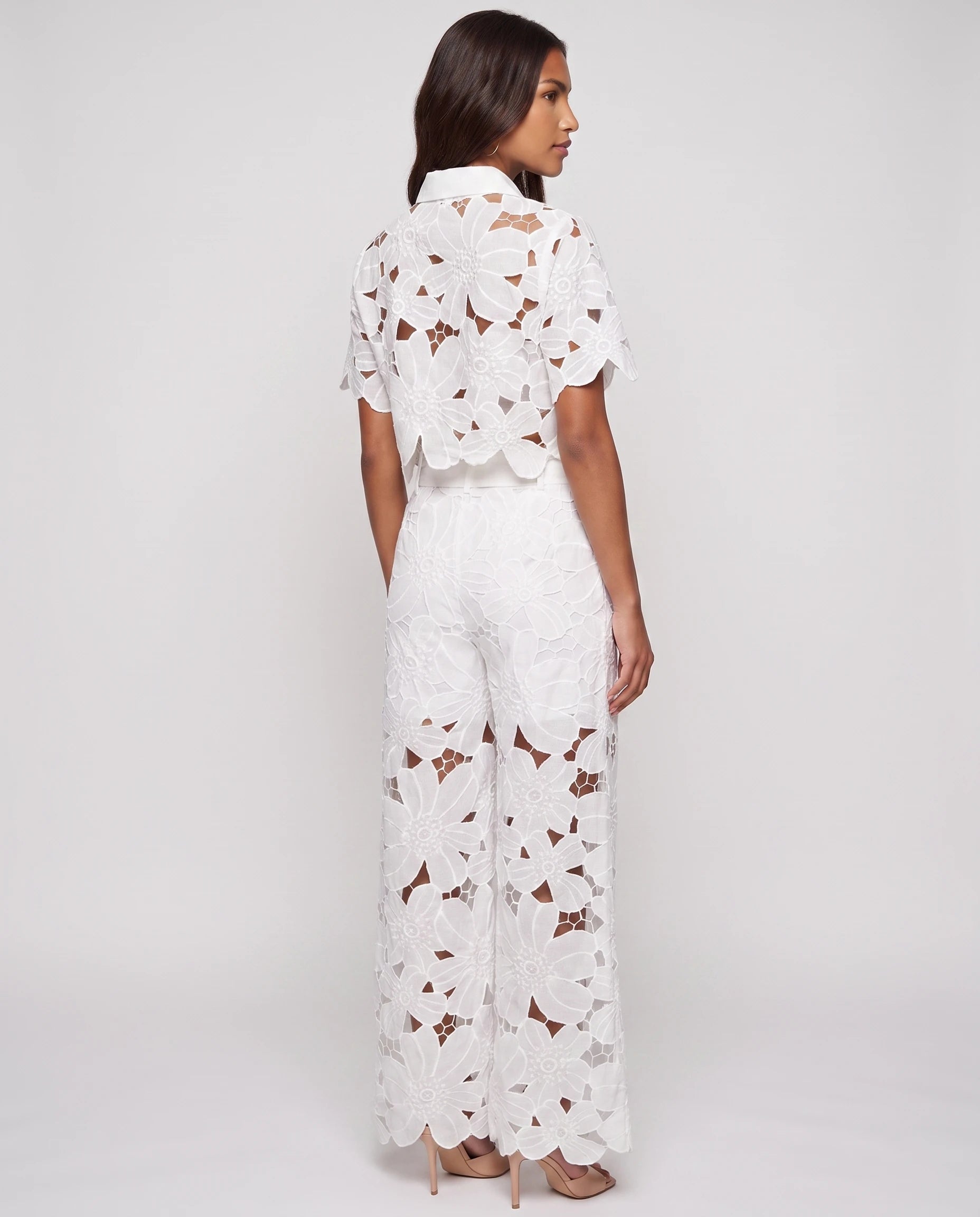 Ensemble blouse et pantalon en dentelle Bérengère — Blanc — vue dos studio