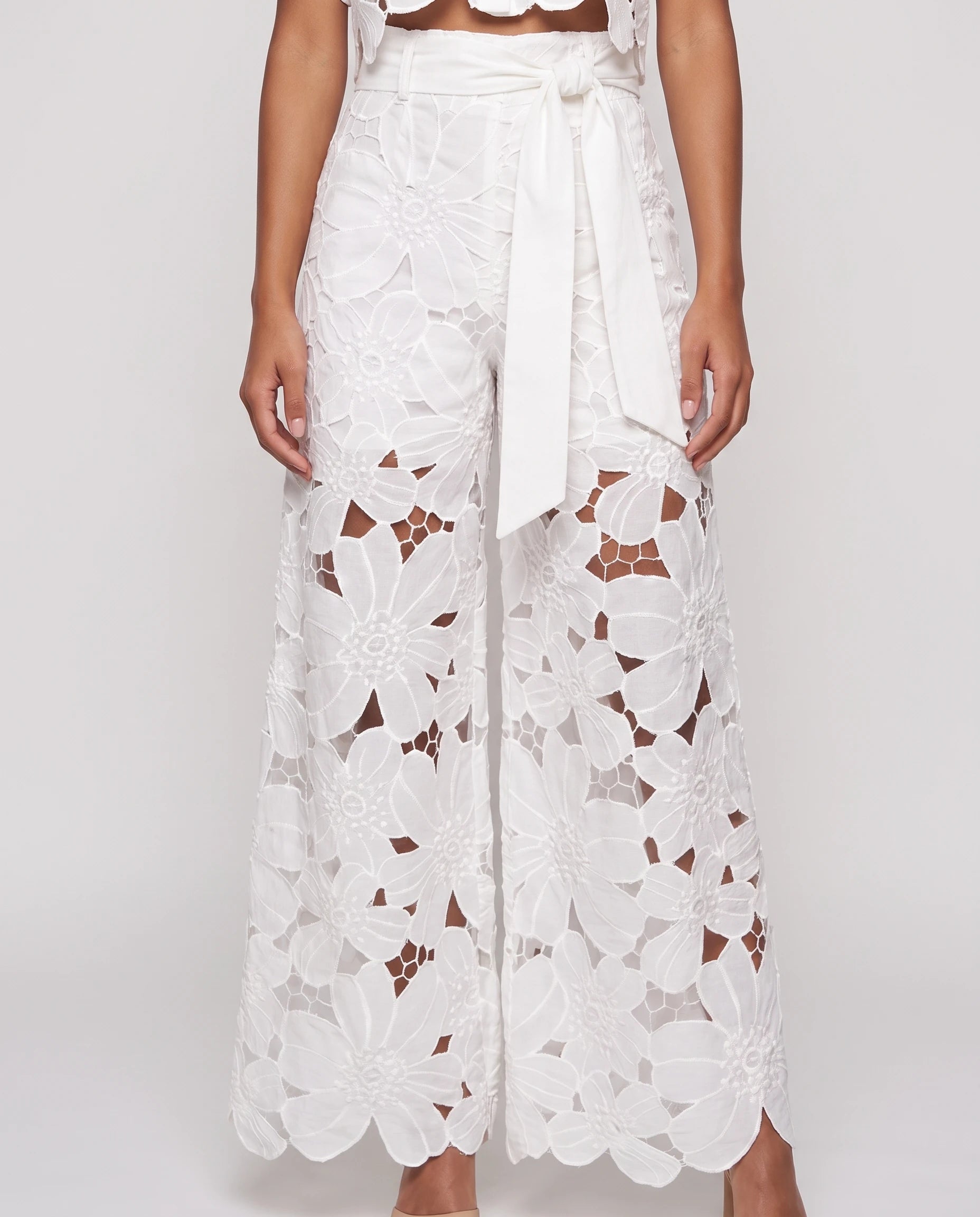 Ensemble blouse et pantalon en dentelle Bérengère — Blanc — détail dentelle guipure