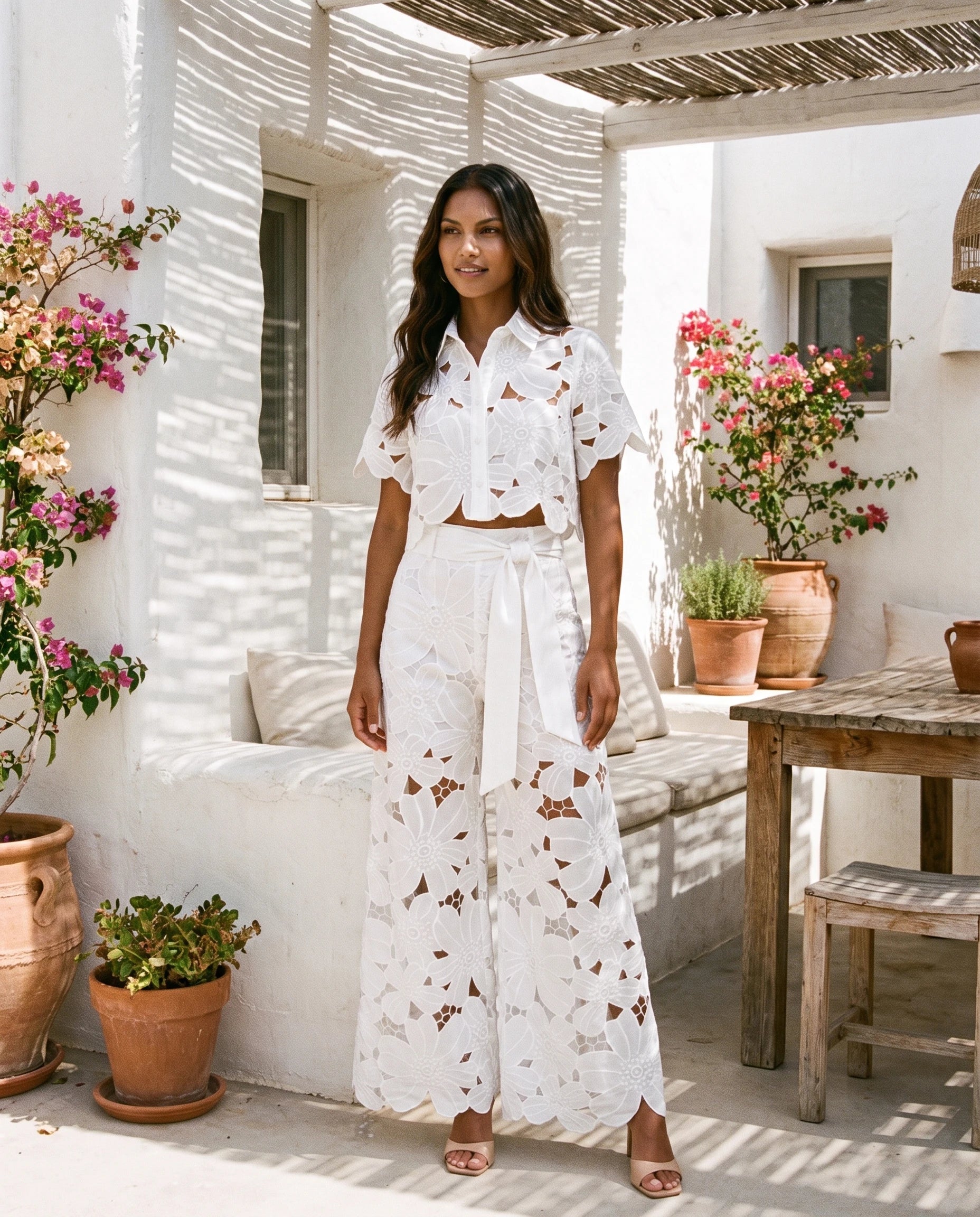 Ensemble blouse et pantalon en dentelle Bérengère — Blanc — portée, lifestyle