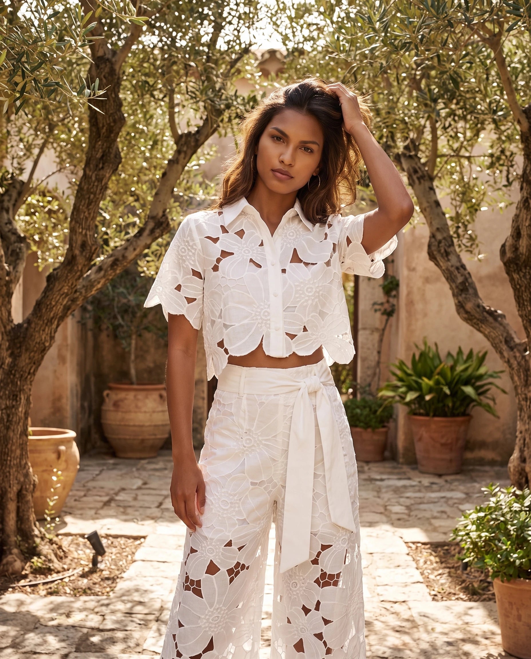 Ensemble blouse et pantalon en dentelle Bérengère — Blanc — portée, lifestyle 2