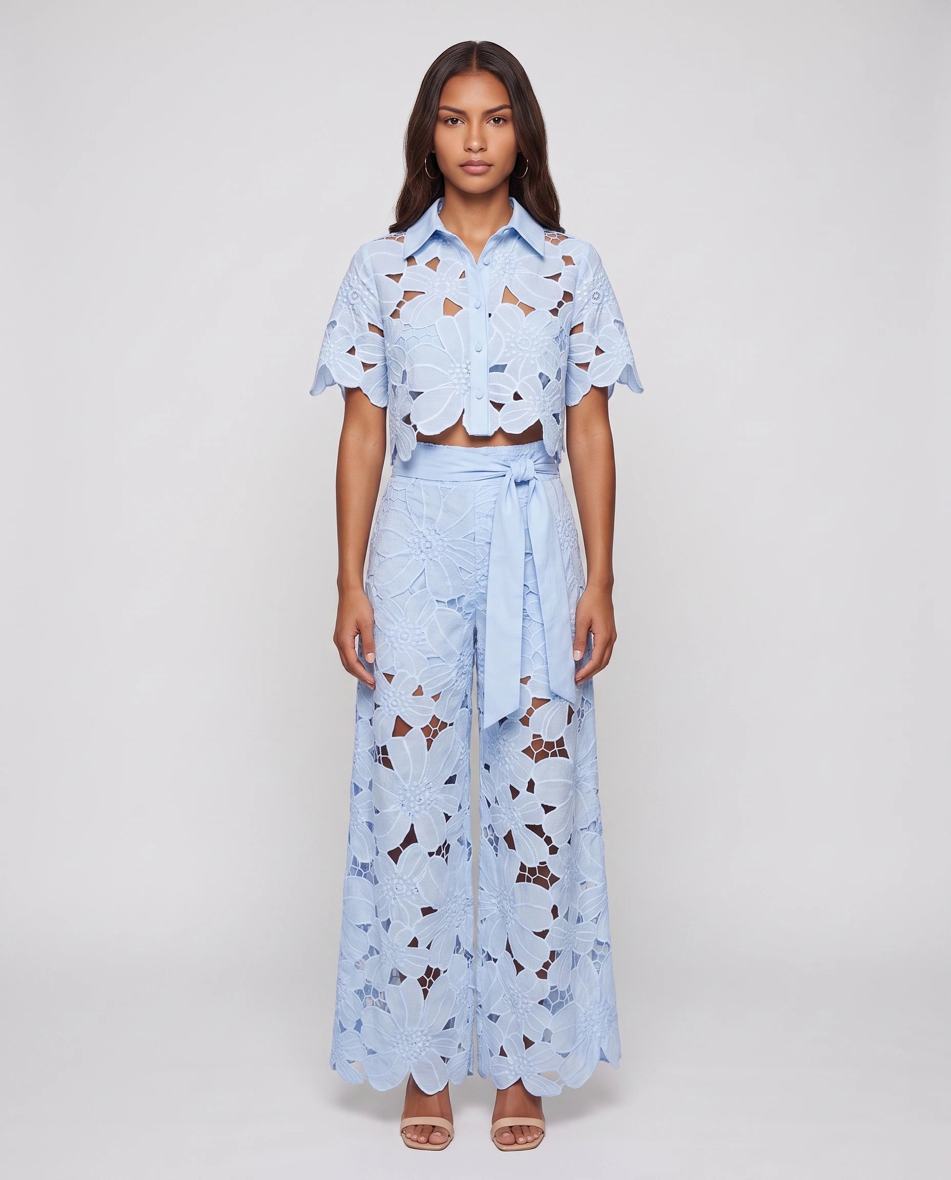 Ensemble blouse et pantalon en dentelle Bérengère — Bleu Ciel — vue face studio