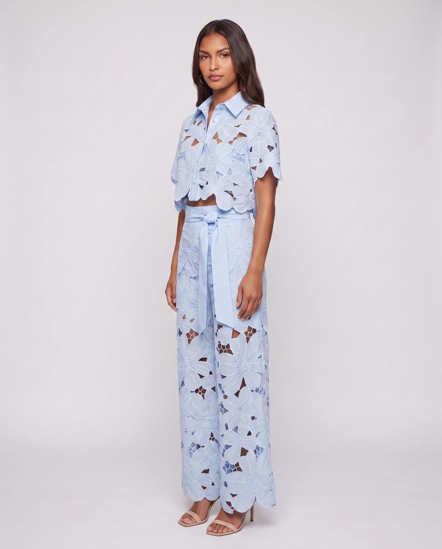 Ensemble blouse et pantalon en dentelle Bérengère — Bleu Ciel — vue studio pose