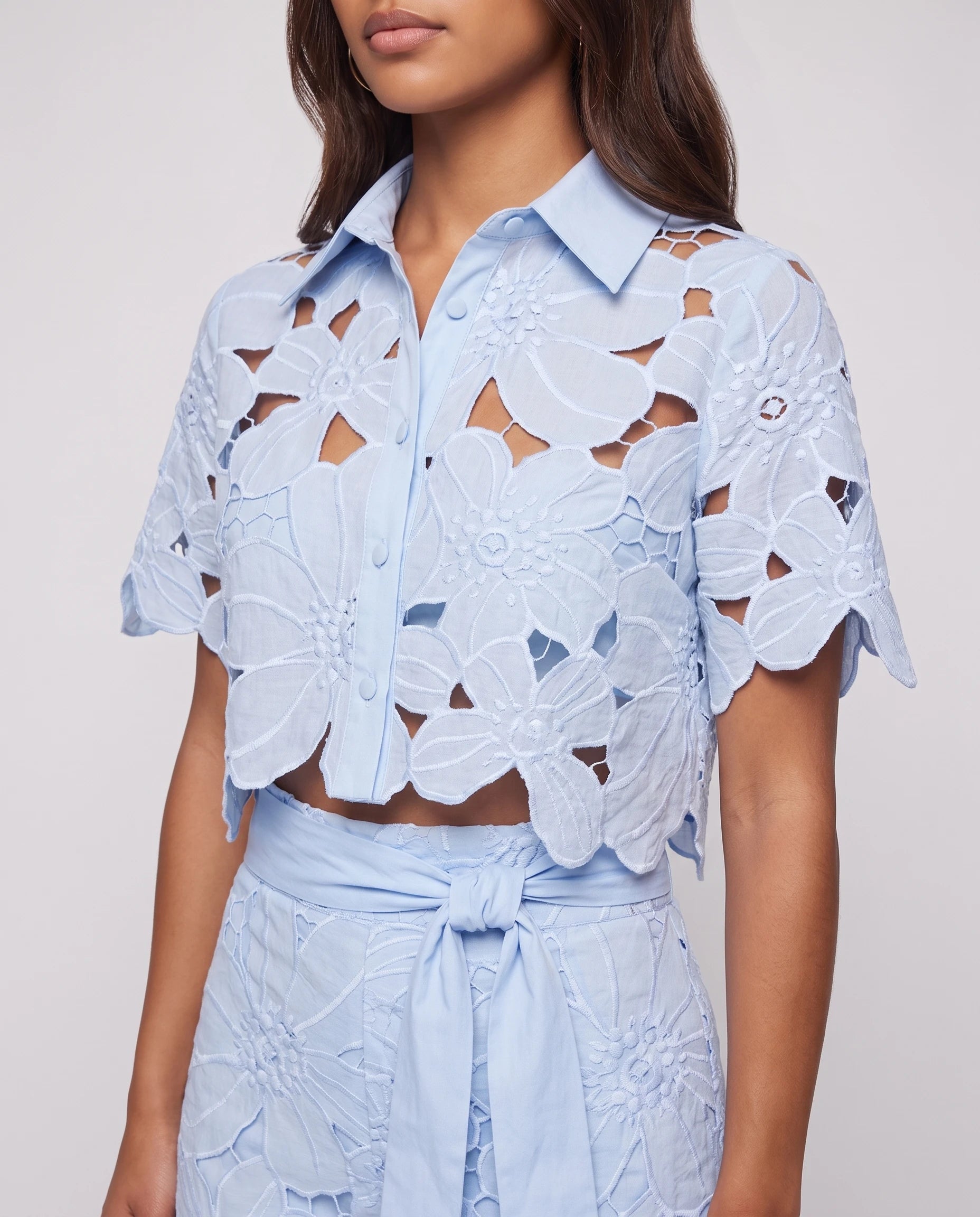 Ensemble blouse et pantalon en dentelle Bérengère — Bleu Ciel — détail dentelle guipure