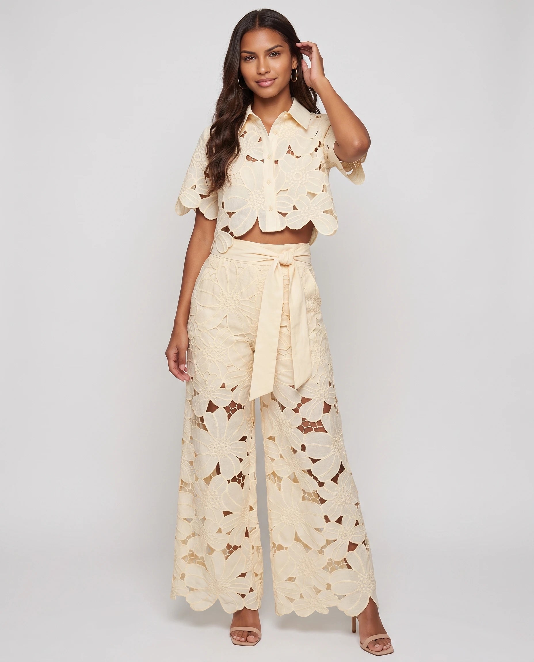 Ensemble blouse et pantalon en dentelle Bérengère — Jaune Pâle — vue face studio