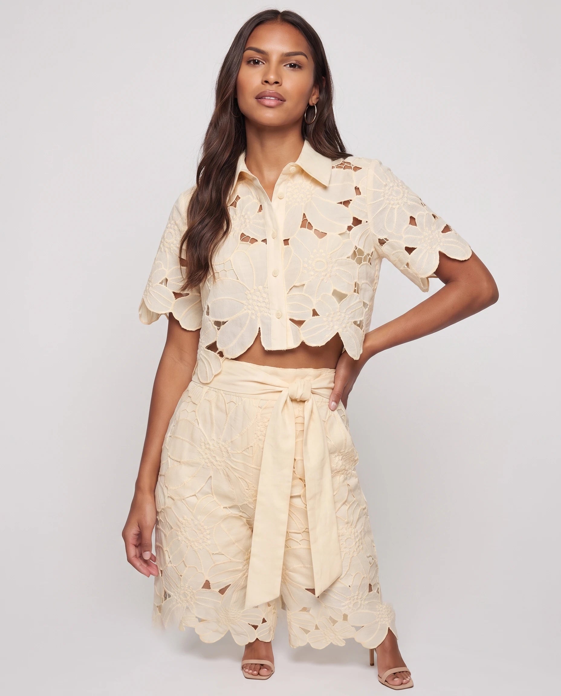 Ensemble blouse et pantalon en dentelle Bérengère — Jaune Pâle — vue studio pose