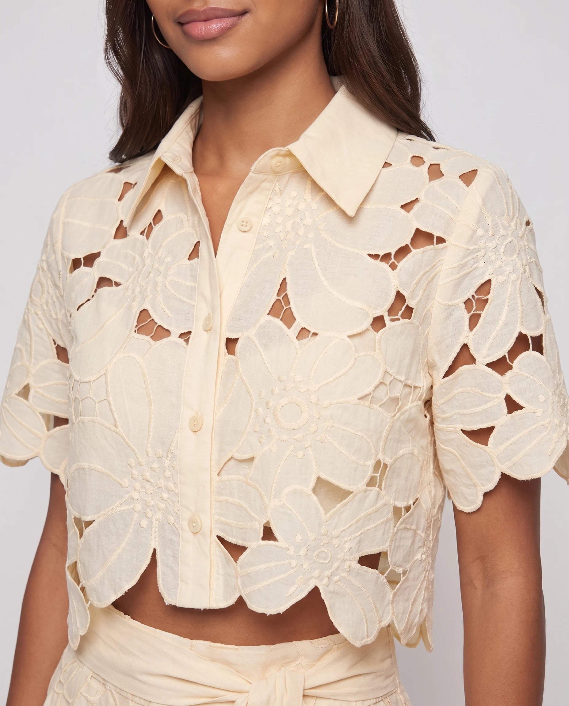 Ensemble blouse et pantalon en dentelle Bérengère — Jaune Pâle — détail dentelle guipure