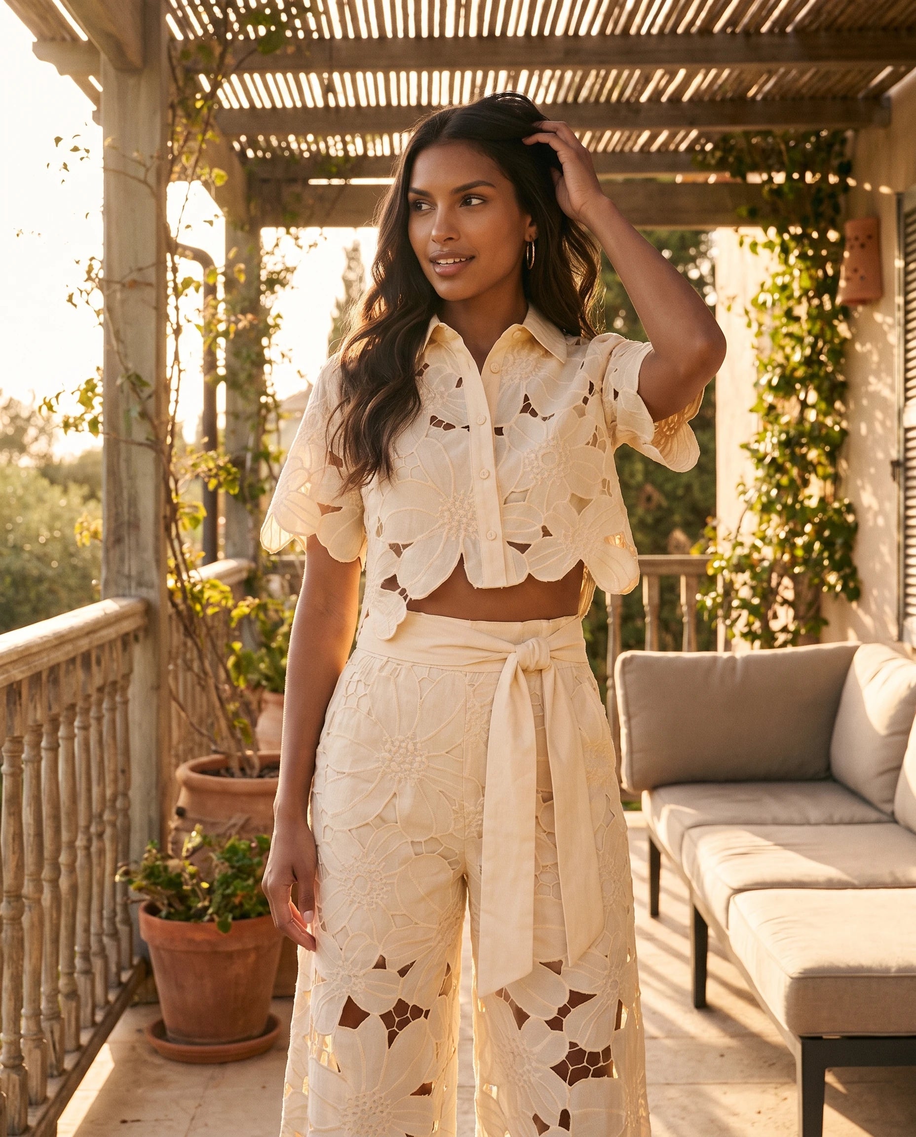 Ensemble blouse et pantalon en dentelle Bérengère — Jaune Pâle — portée, lifestyle 2