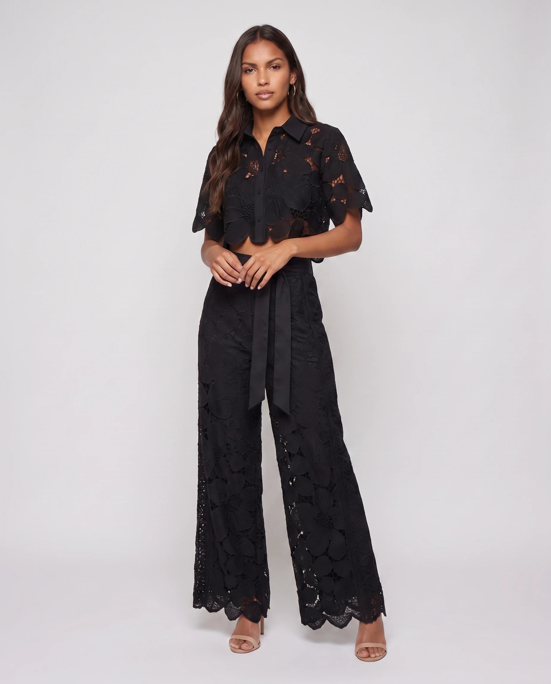 Ensemble blouse et pantalon en dentelle Bérengère — Noir — vue studio pose