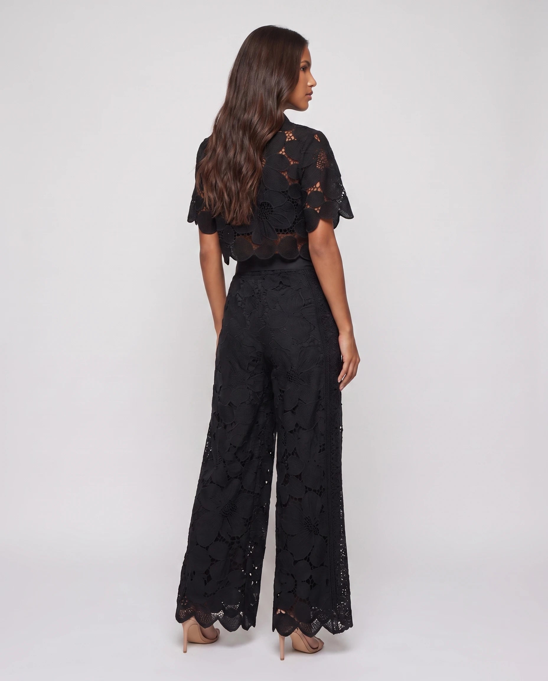 Ensemble blouse et pantalon en dentelle Bérengère — Noir — vue dos studio
